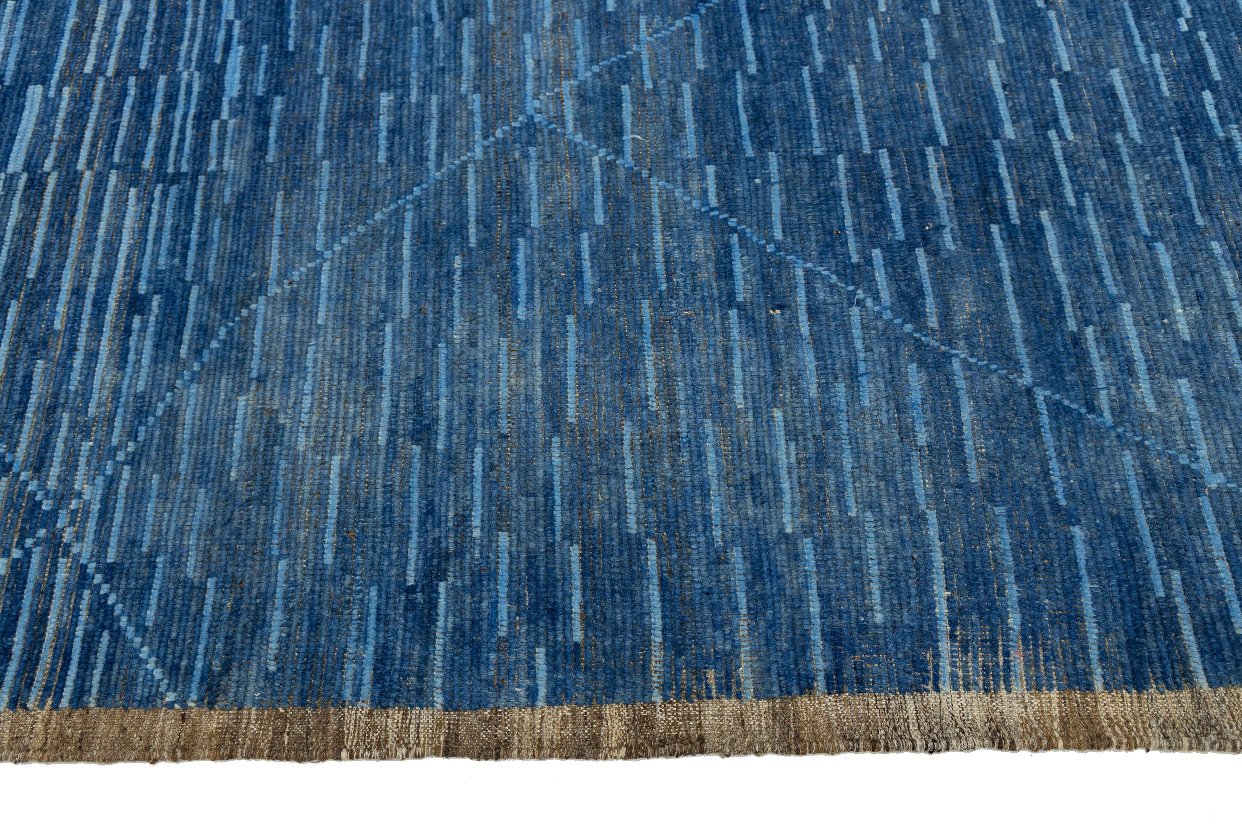Handgefertigter moderner Wollteppich im marokkanischen Stil in Blau mit geometrischem Design im Angebot 2