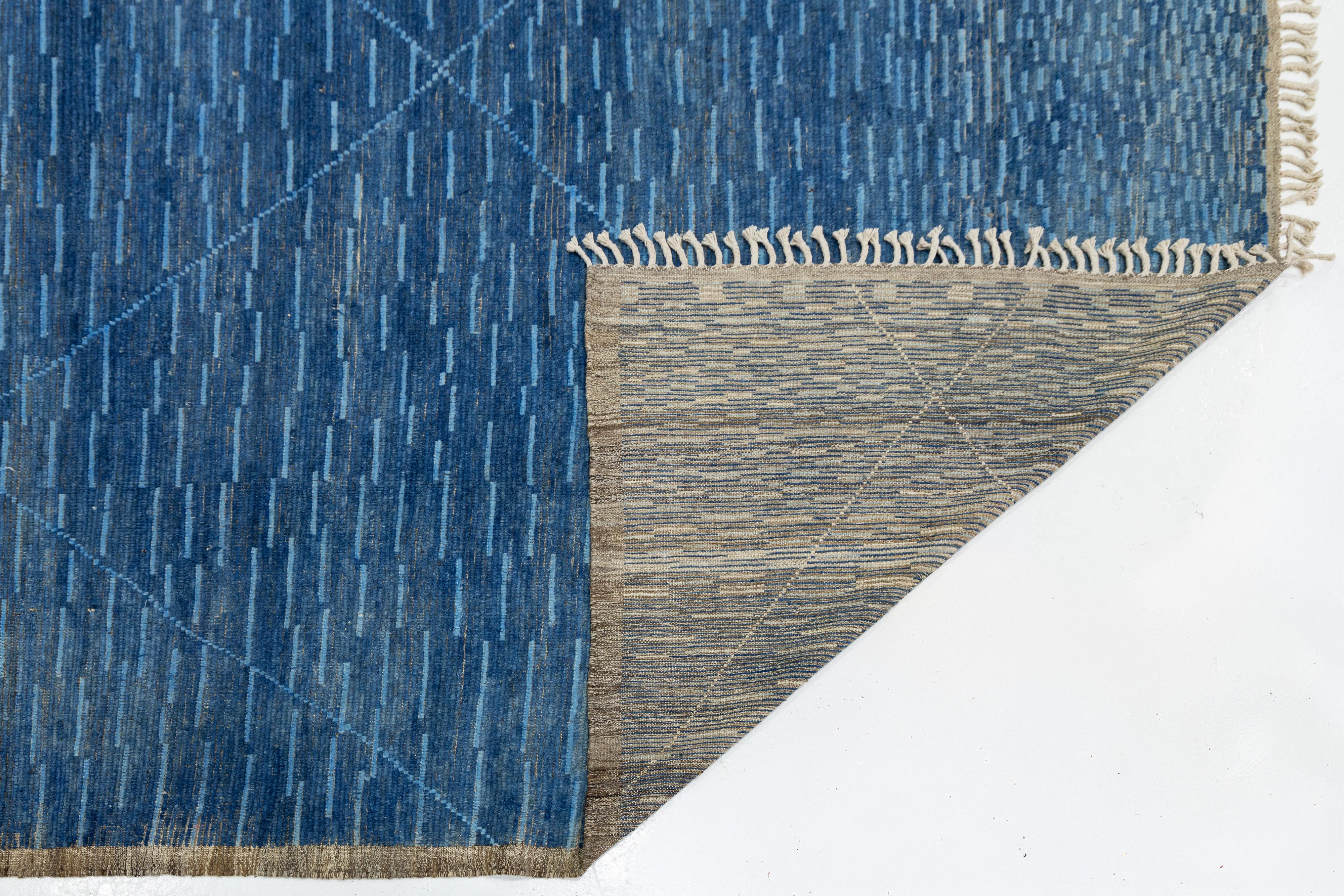 Handgefertigter moderner Wollteppich im marokkanischen Stil in Blau mit geometrischem Design (Moderne) im Angebot