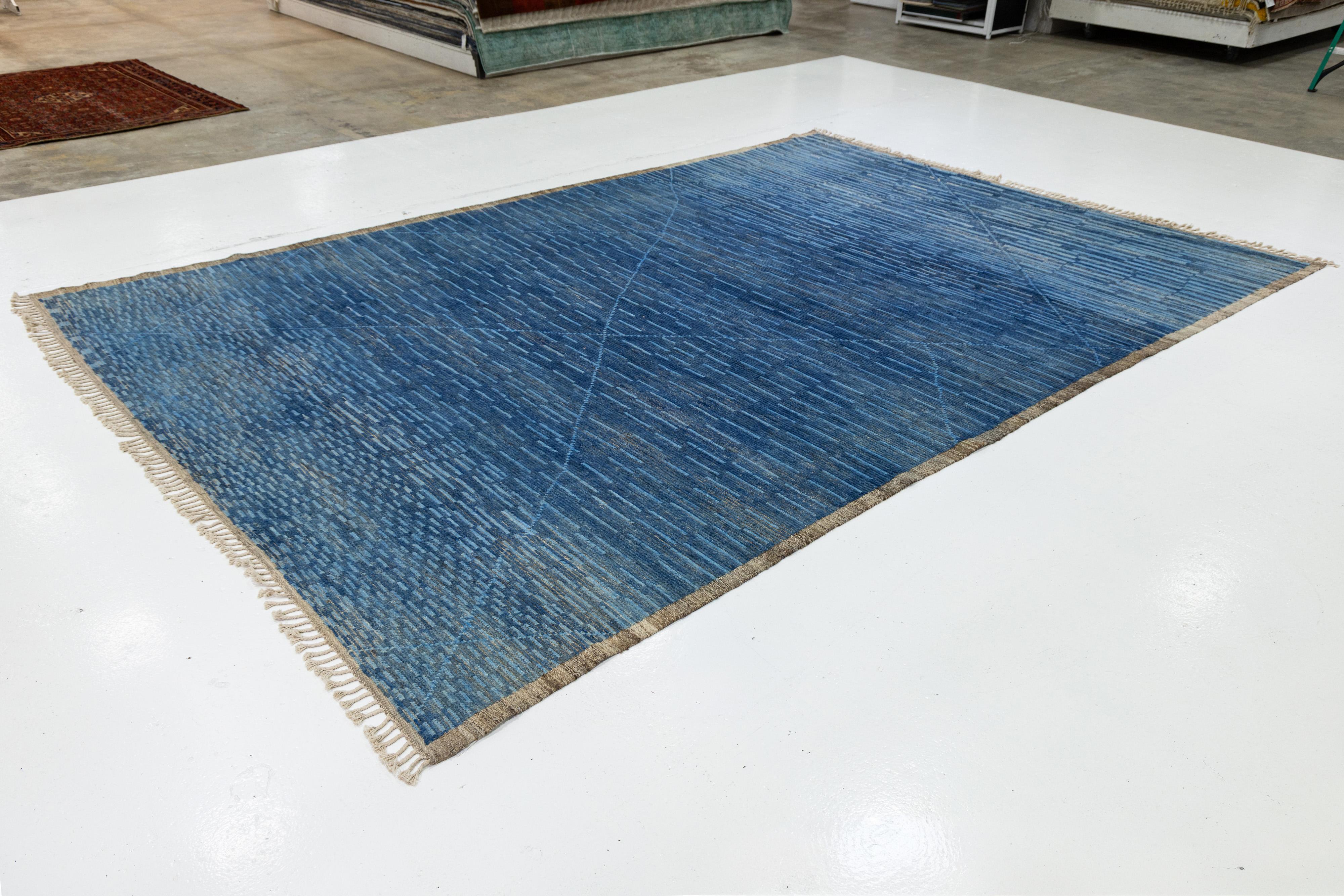 Handgefertigter moderner Wollteppich im marokkanischen Stil in Blau mit geometrischem Design (Pakistanisch) im Angebot