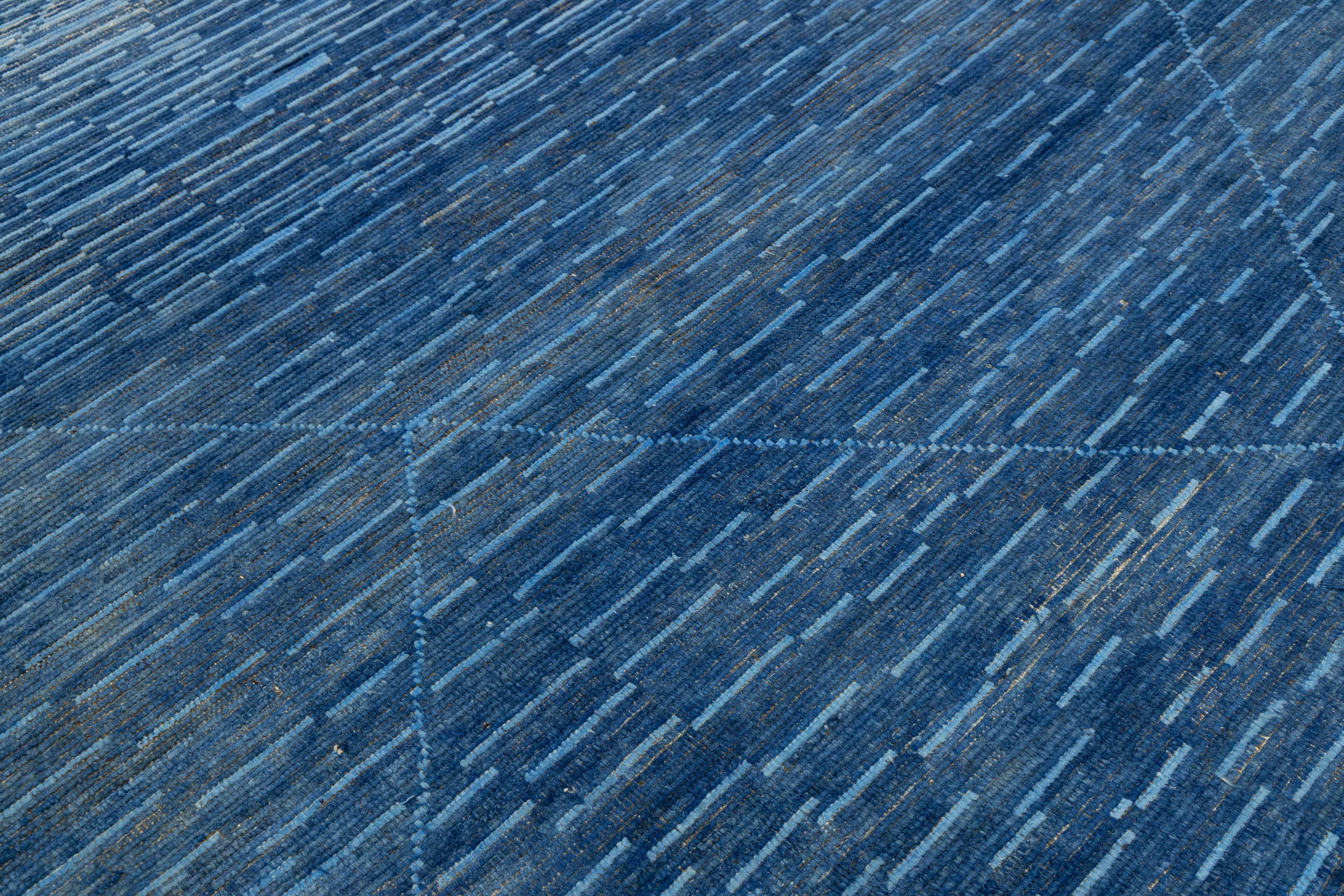 Handgefertigter moderner Wollteppich im marokkanischen Stil in Blau mit geometrischem Design (Handgeknüpft) im Angebot