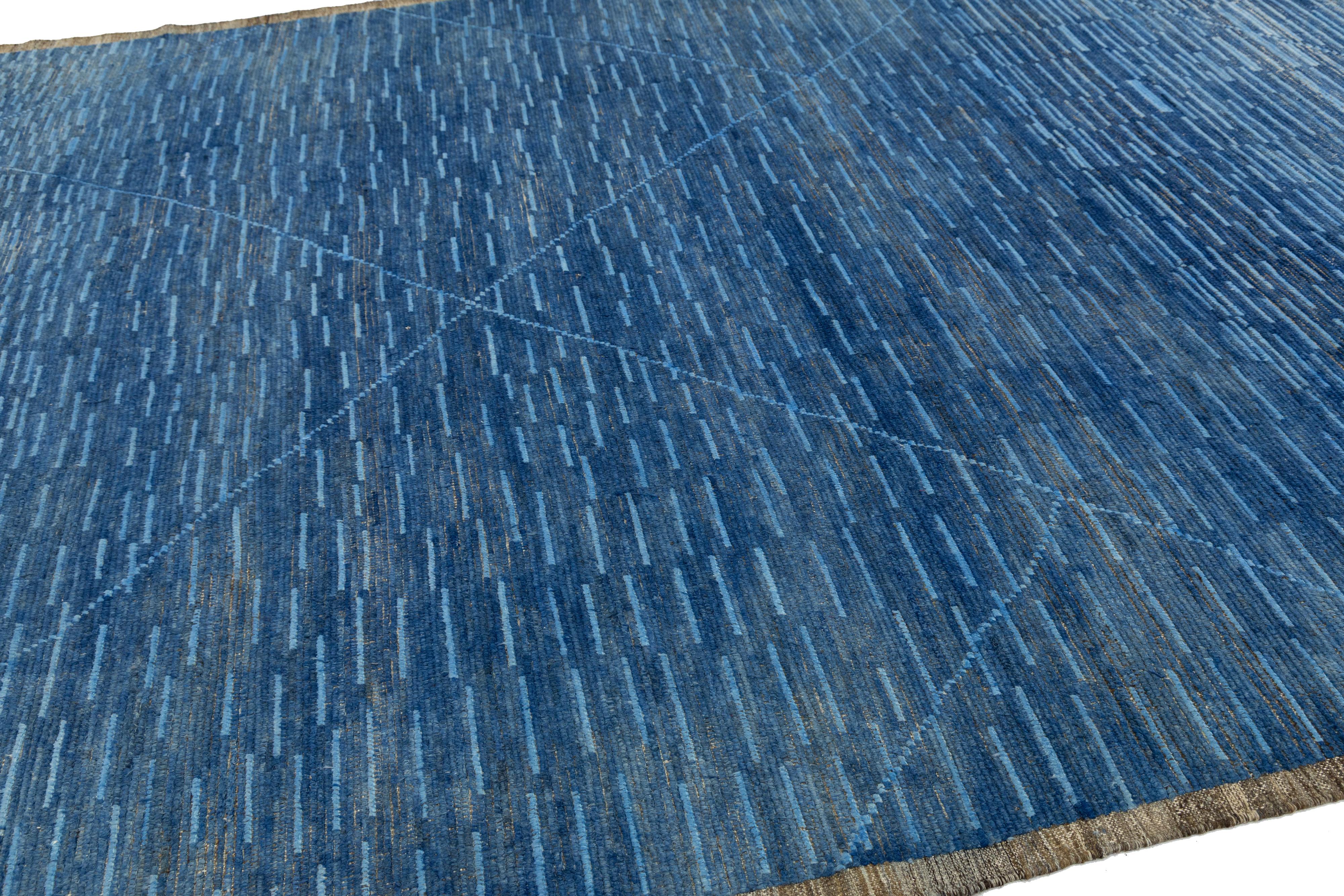 Handgefertigter moderner Wollteppich im marokkanischen Stil in Blau mit geometrischem Design im Zustand „Neu“ im Angebot in Norwalk, CT
