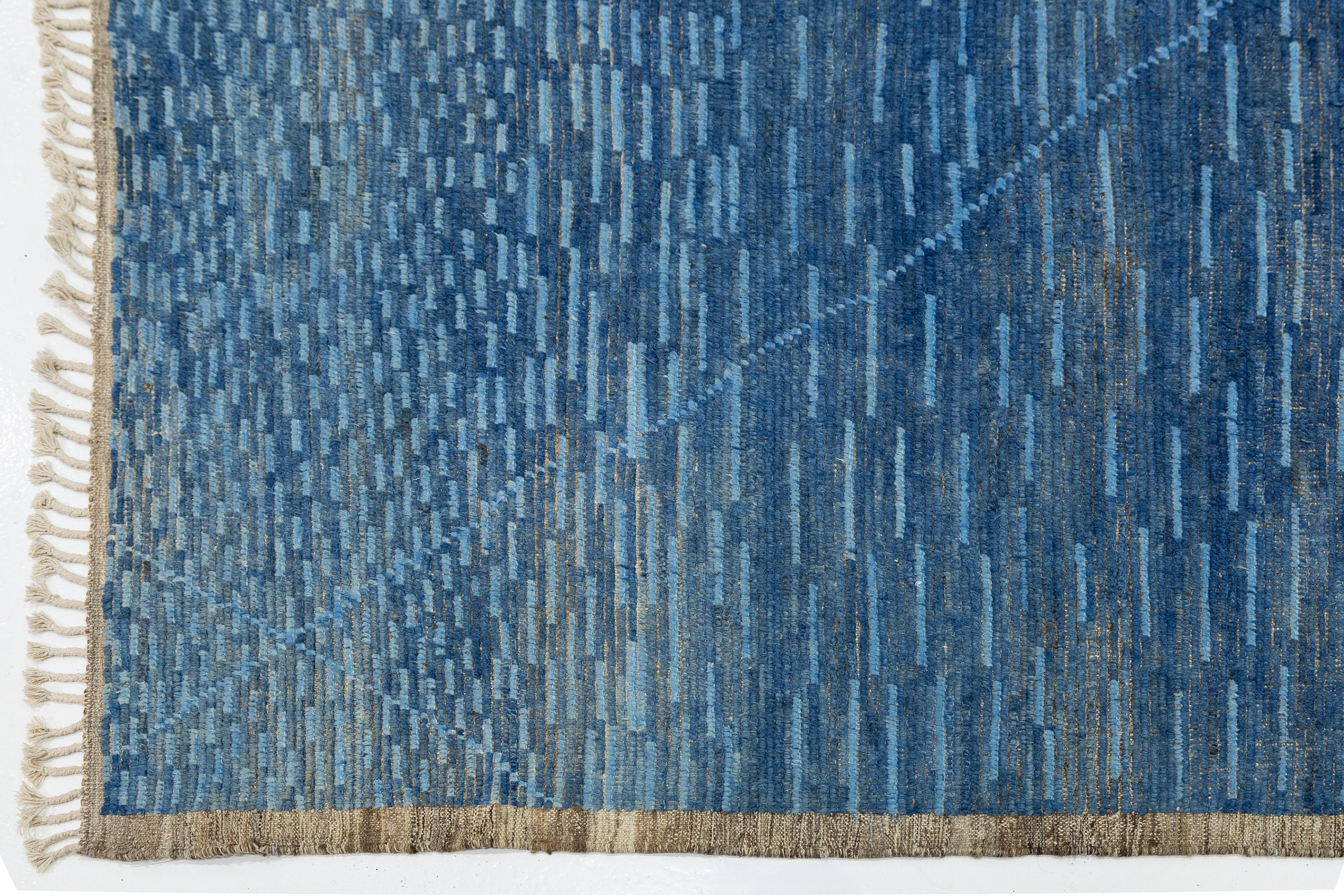 Handgefertigter moderner Wollteppich im marokkanischen Stil in Blau mit geometrischem Design (21. Jahrhundert und zeitgenössisch) im Angebot