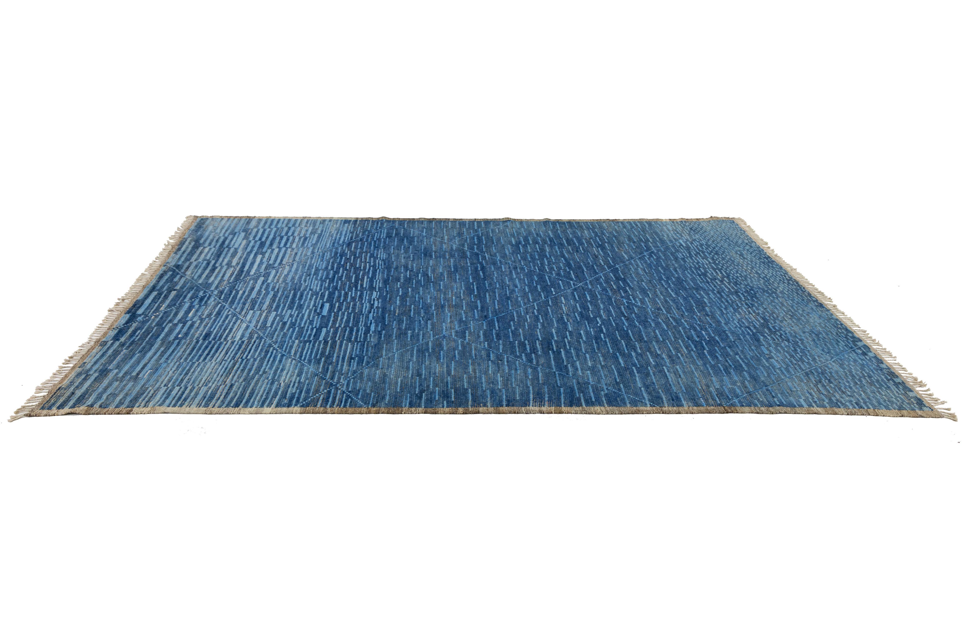 Handgefertigter moderner Wollteppich im marokkanischen Stil in Blau mit geometrischem Design (Wolle) im Angebot