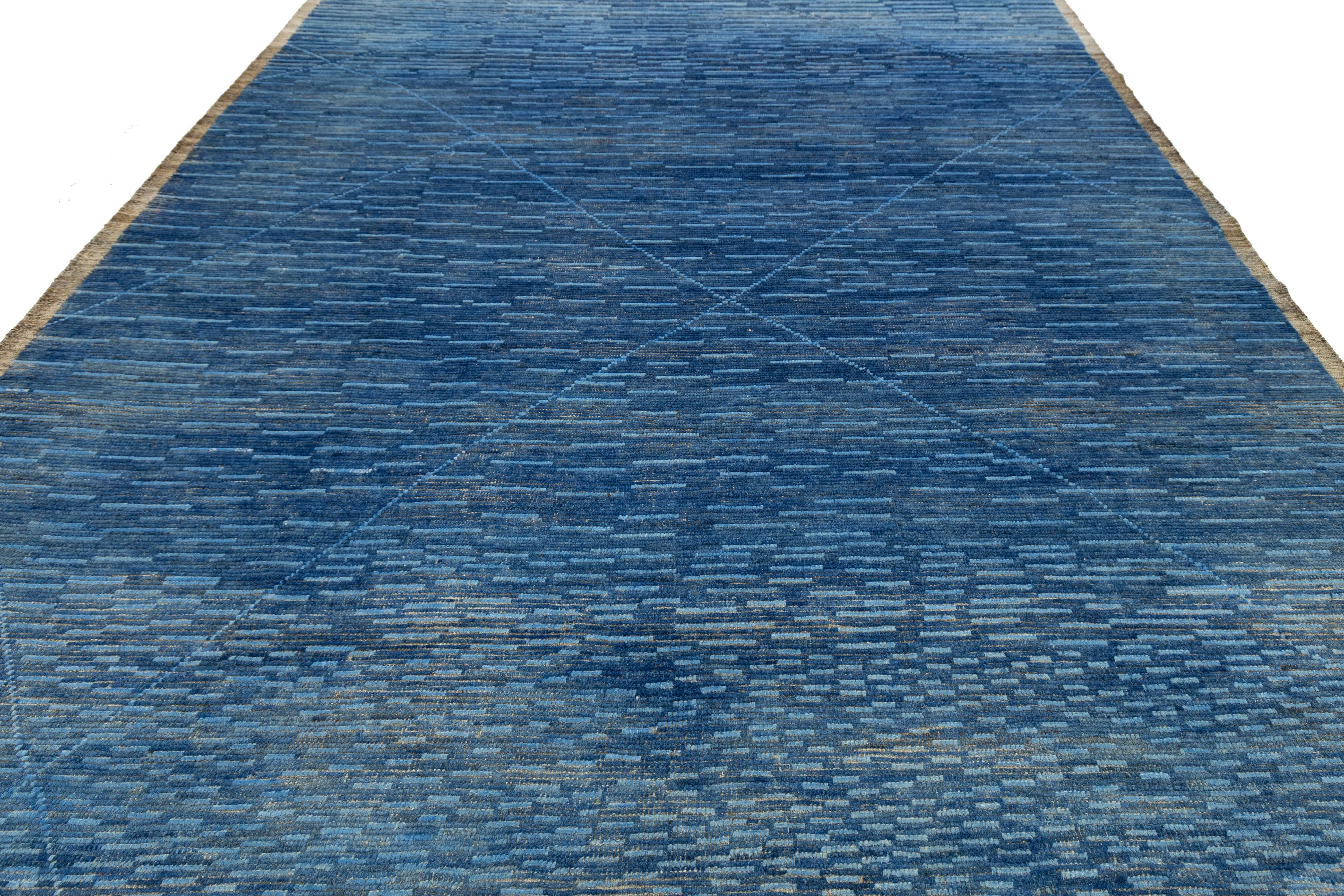 Handgefertigter moderner Wollteppich im marokkanischen Stil in Blau mit geometrischem Design im Angebot 1