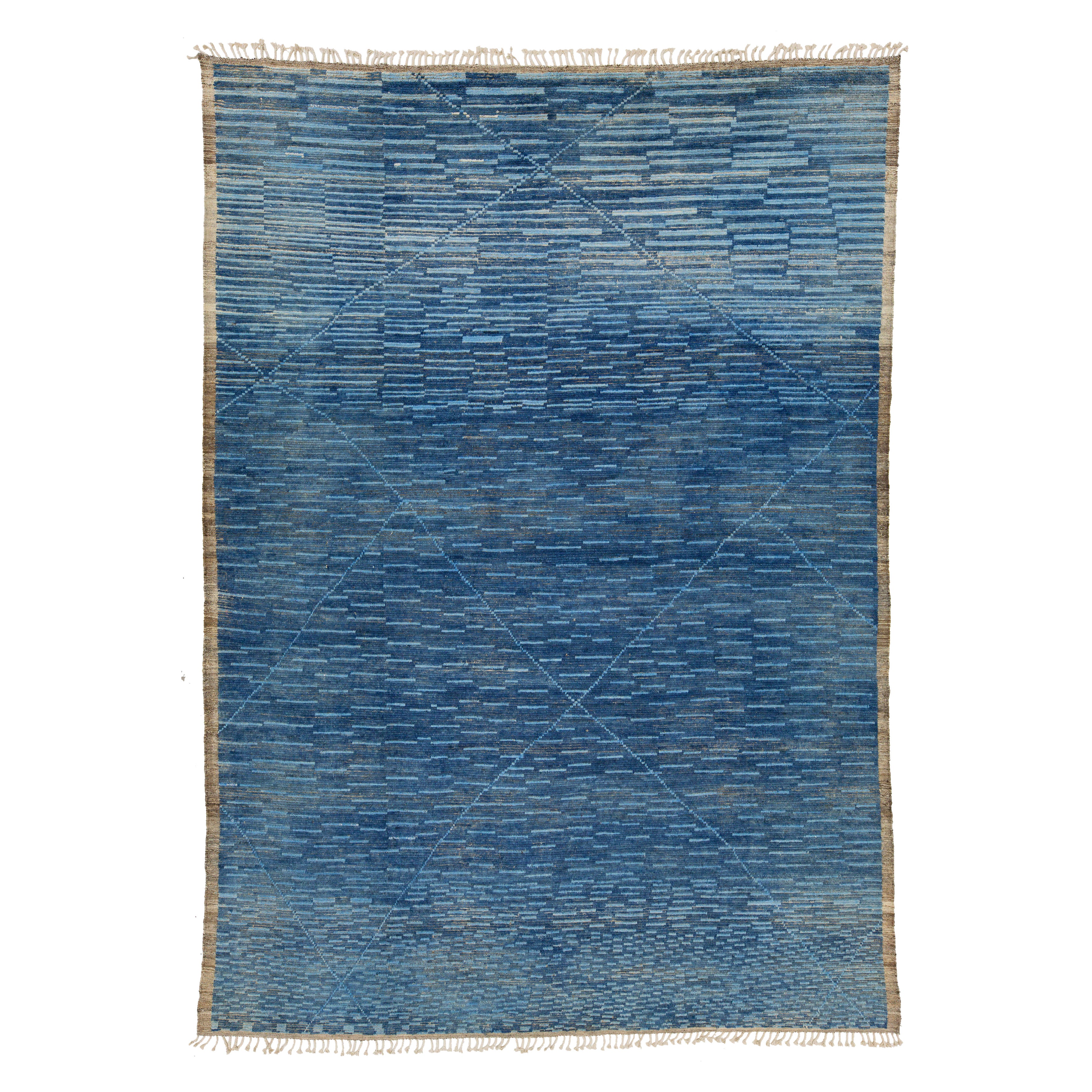 Handgefertigter moderner Wollteppich im marokkanischen Stil in Blau mit geometrischem Design im Angebot