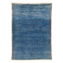Handgefertigter moderner Wollteppich im marokkanischen Stil in Blau mit geometrischem Design