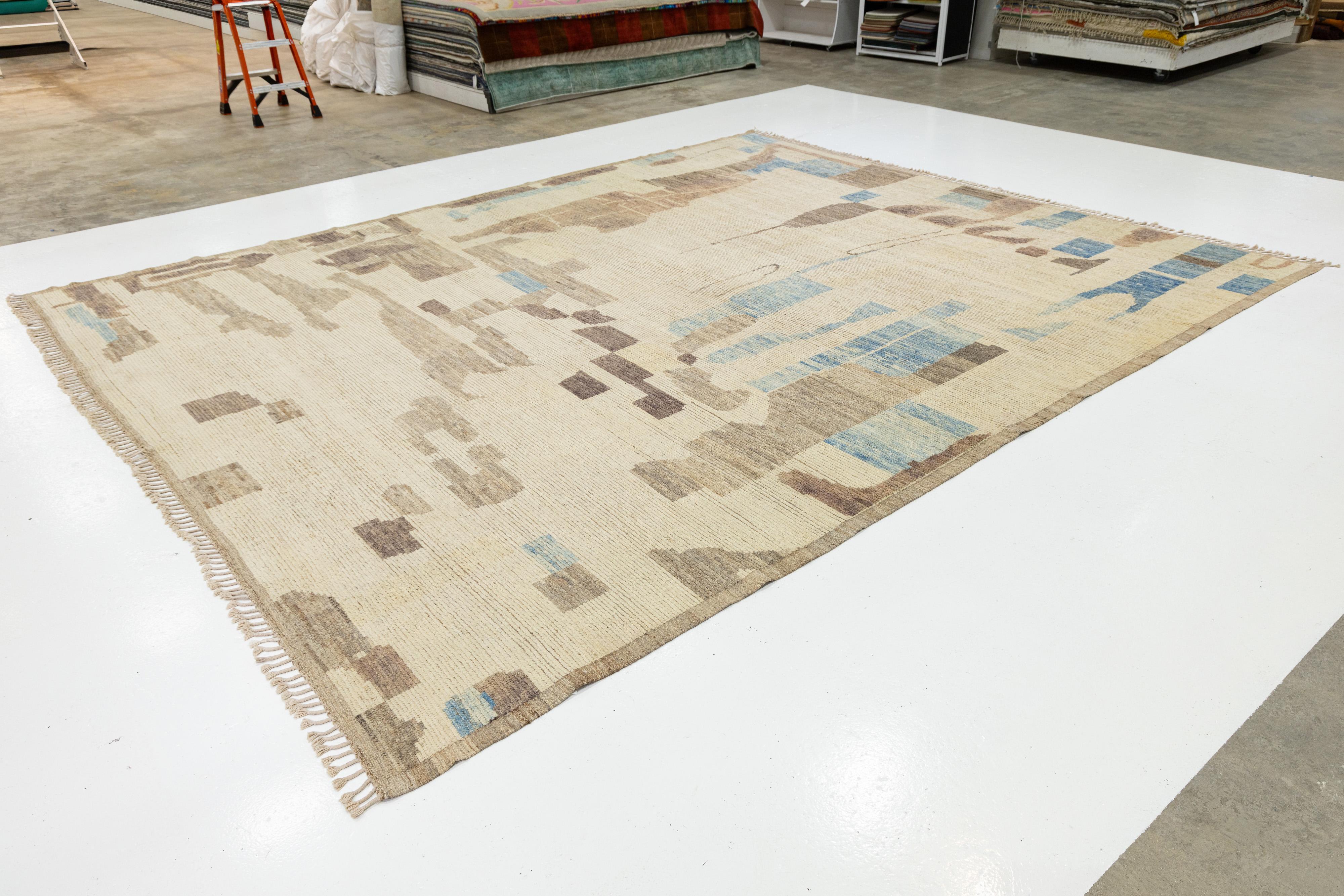 Moderne Tapis marocain moderne en laine, fait à la main, avec des tons de terre abstraits en vente