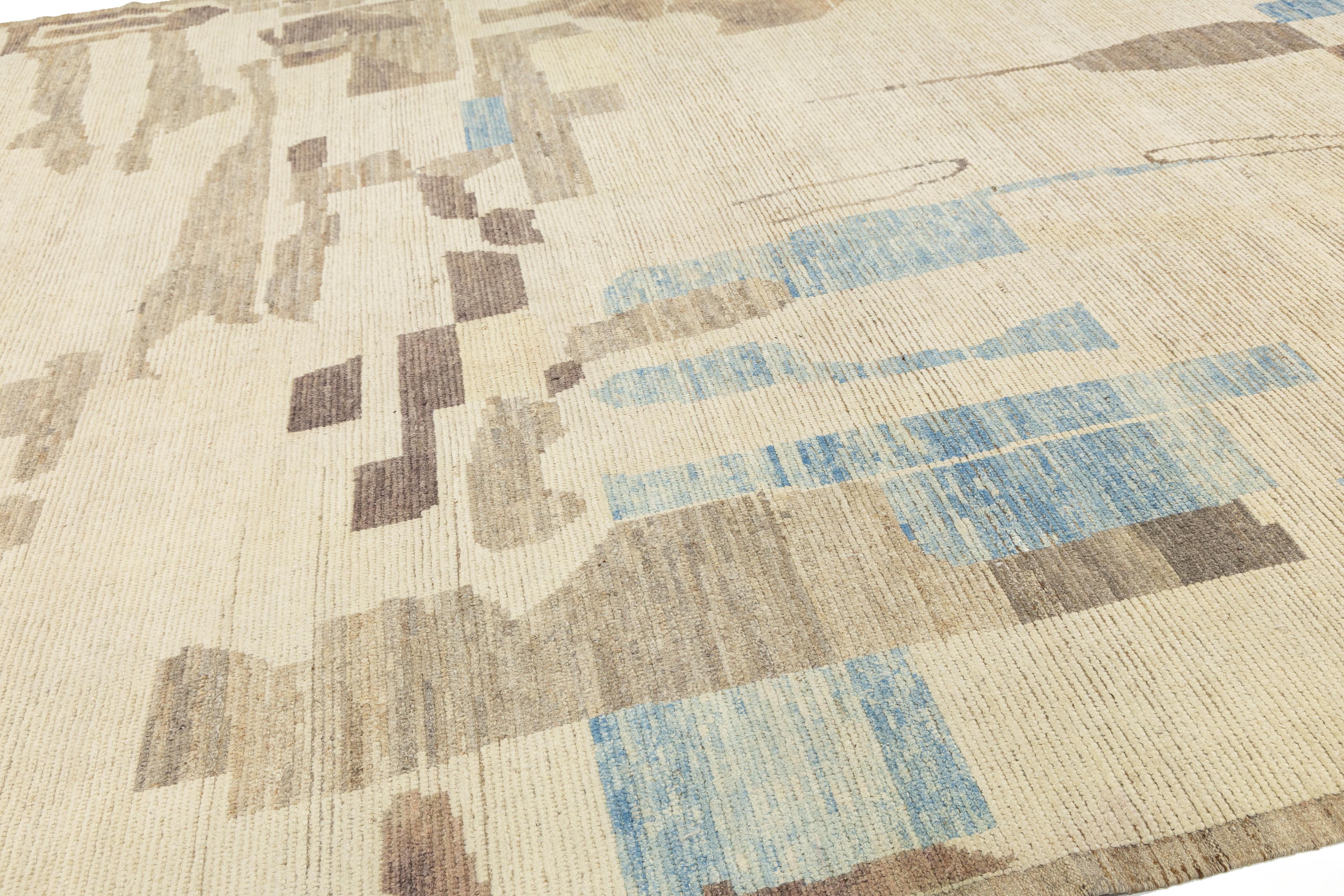 Indien Tapis marocain moderne en laine, fait à la main, avec des tons de terre abstraits en vente