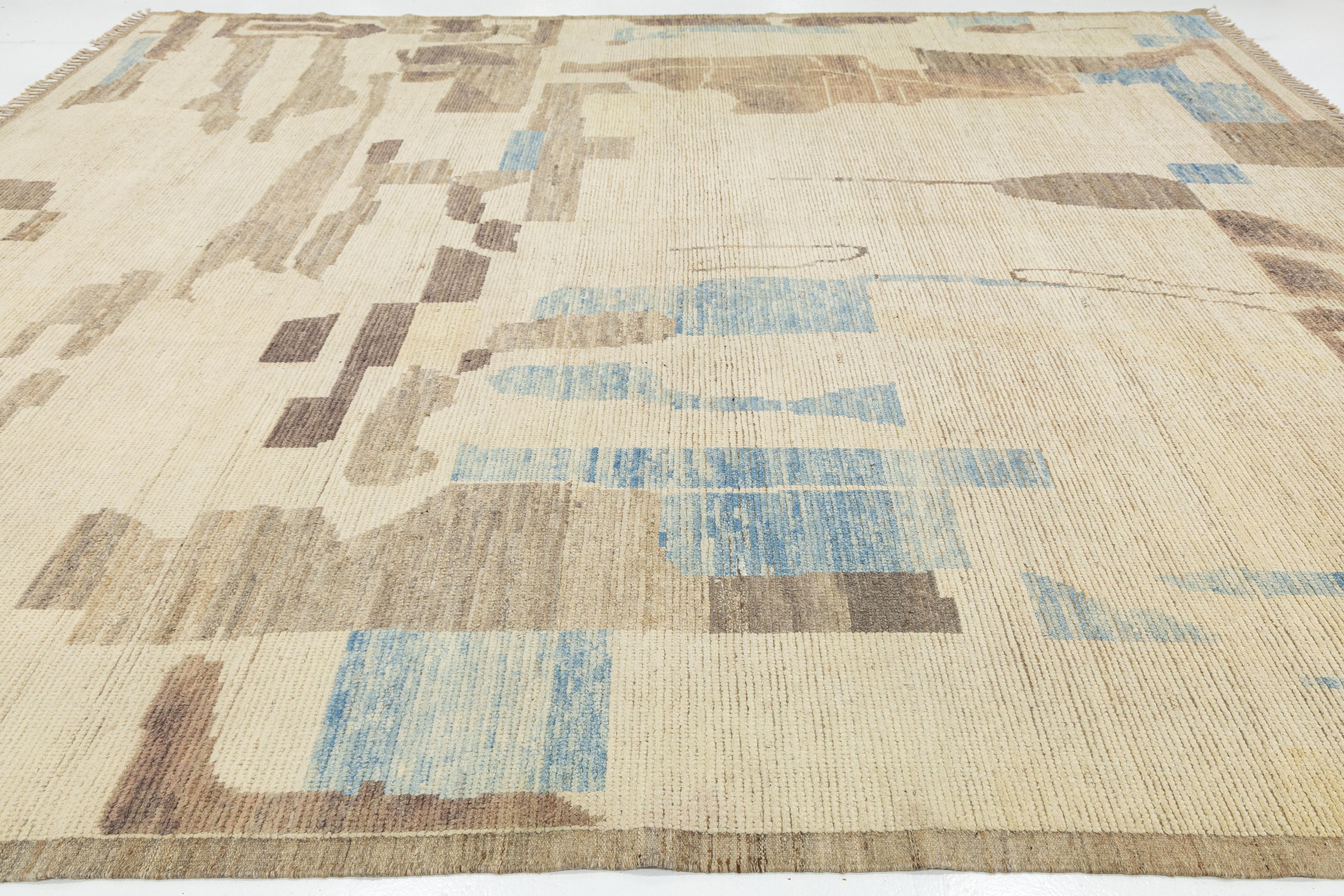 Noué à la main Tapis marocain moderne en laine, fait à la main, avec des tons de terre abstraits en vente