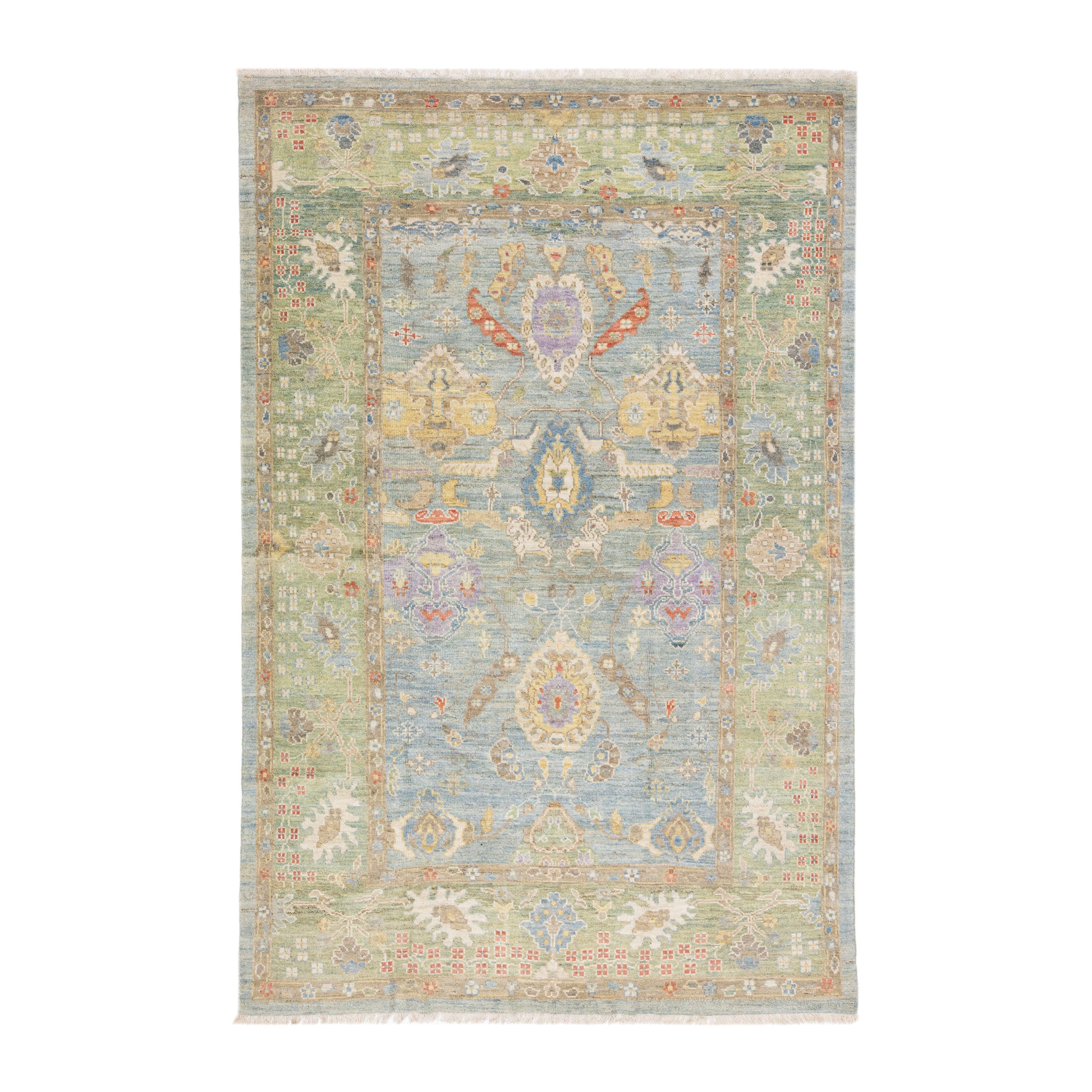Handgefertigter moderner blauer und grüner Wollteppich im Oushak-Stil mit Blumenmotiv im Angebot