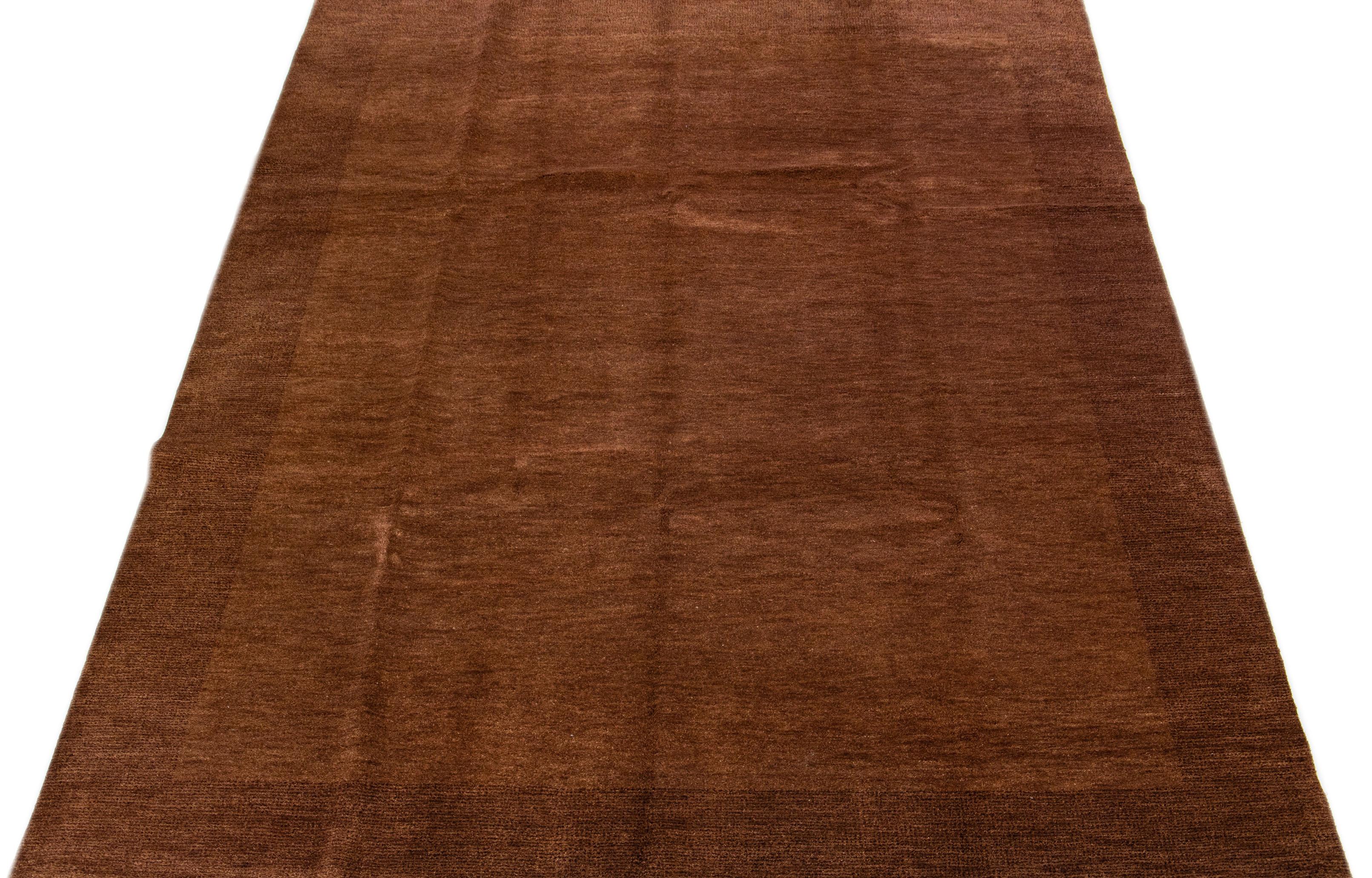 Schöner, moderner, handgewebter Wollteppich im Gabbeh-Stil mit einem braunen Farbfeld in einem herrlichen unifarbenen Design.

Dieser Teppich misst: 9'4