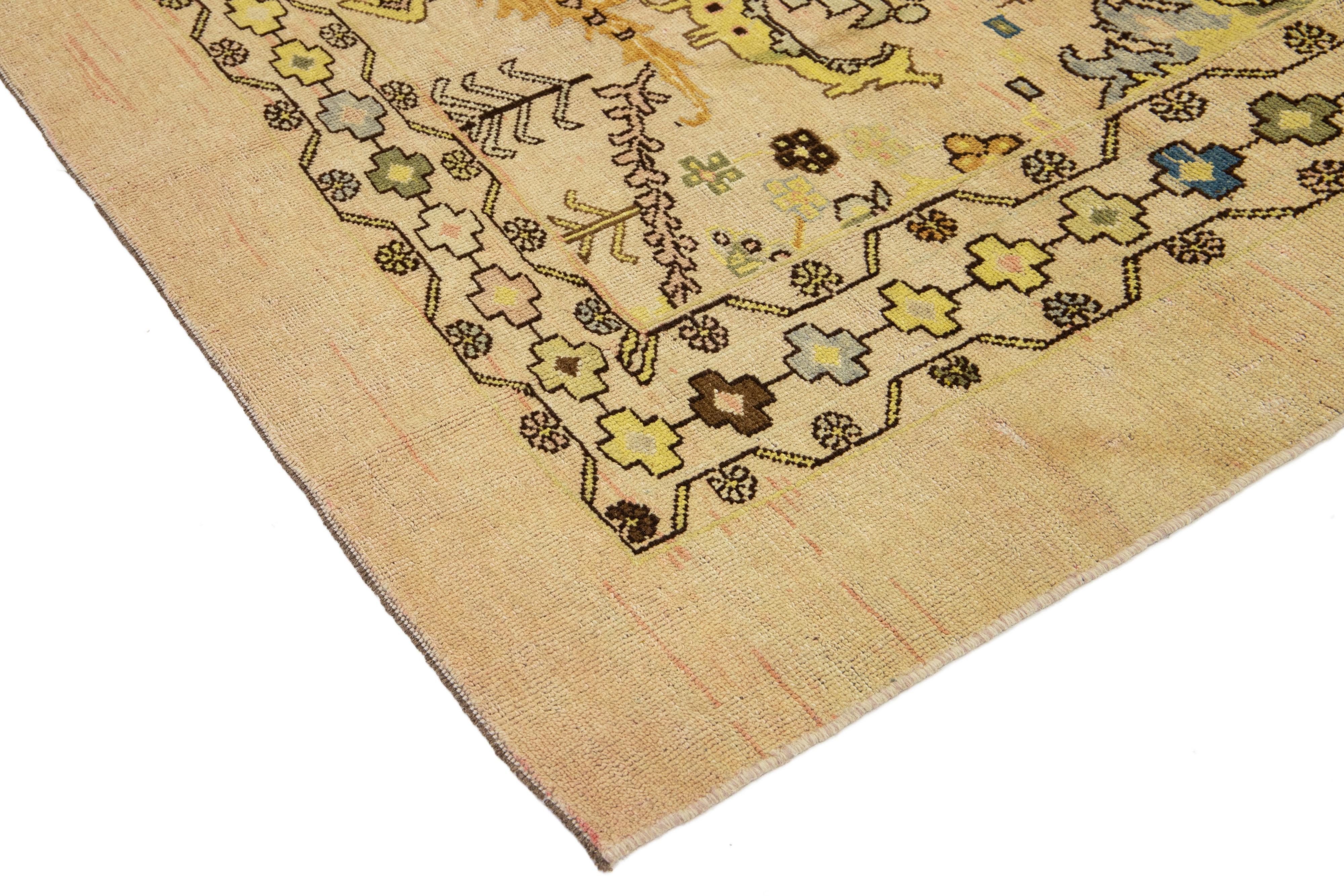Handgefertigter moderner Revival Beigefarbener Wollteppich mit Blumenmuster im Angebot 3