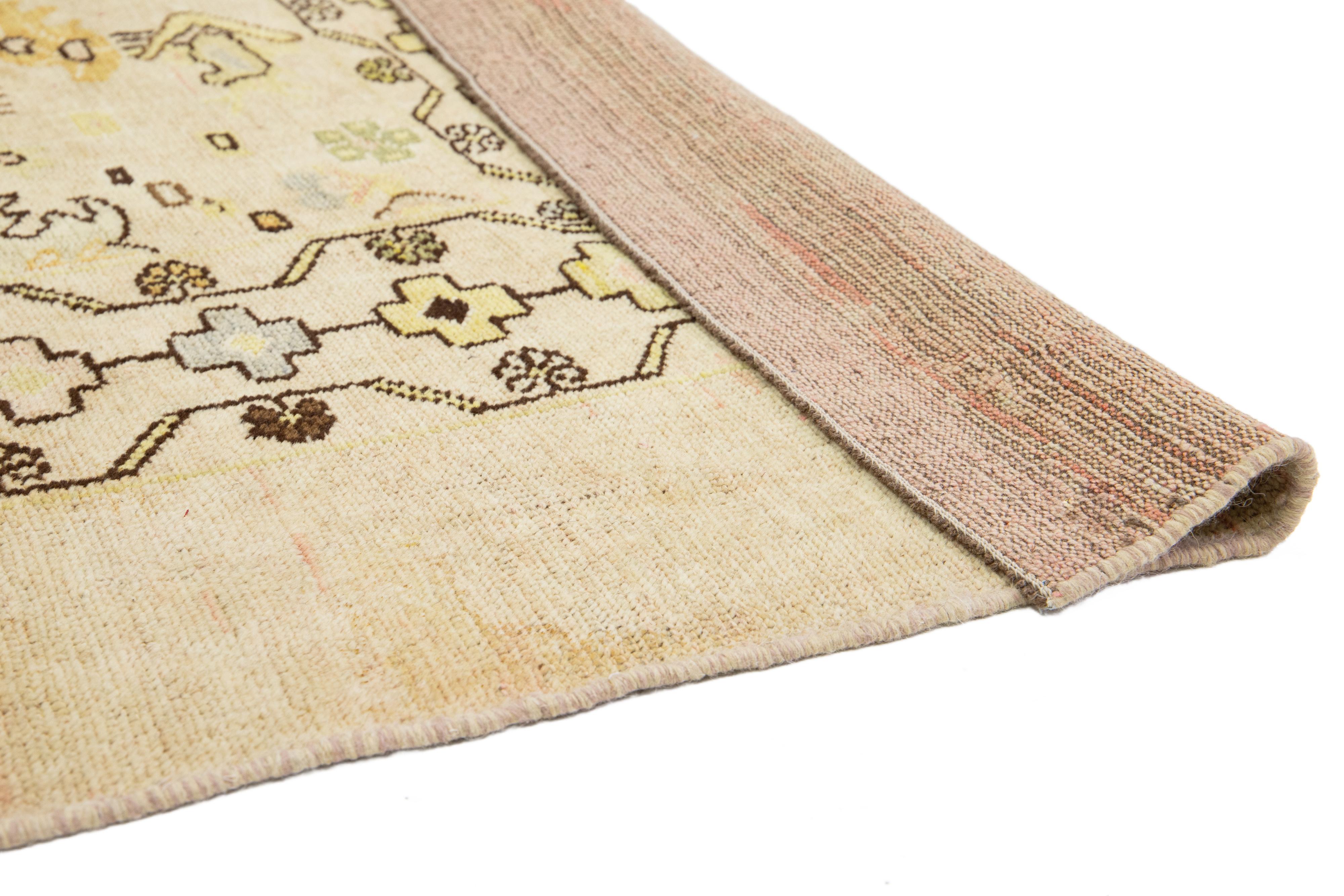 Handgefertigter moderner Revival Beigefarbener Wollteppich mit Blumenmuster (Handgeknüpft) im Angebot