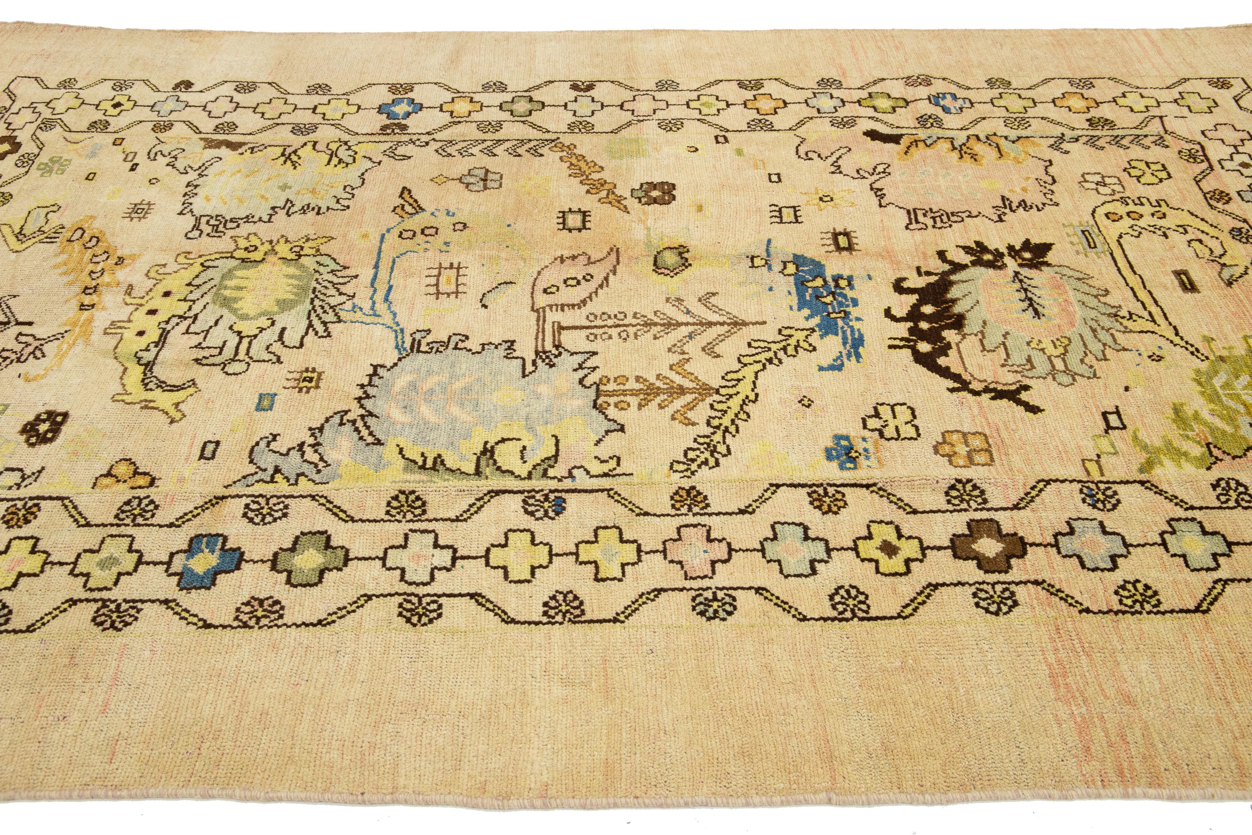 Handgefertigter moderner Revival Beigefarbener Wollteppich mit Blumenmuster im Zustand „Neu“ im Angebot in Norwalk, CT