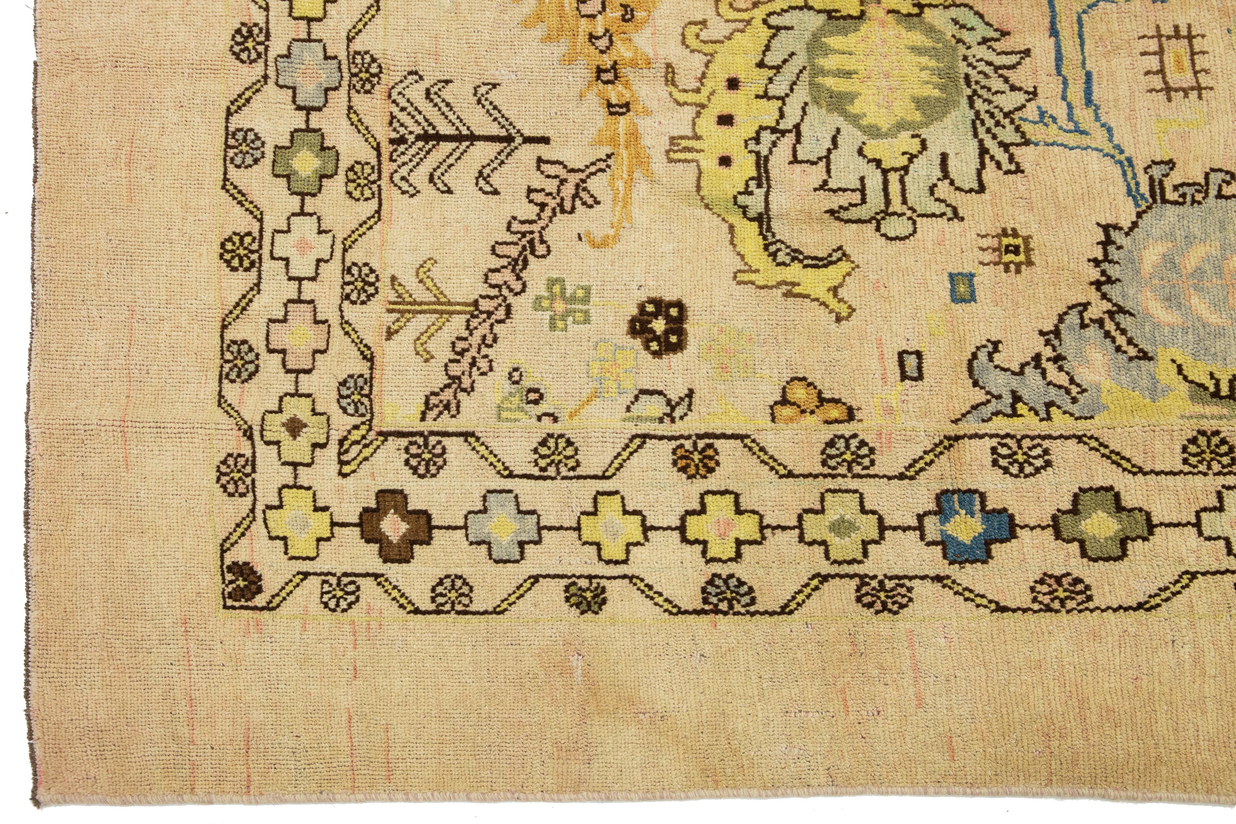 Handgefertigter moderner Revival Beigefarbener Wollteppich mit Blumenmuster (Wolle) im Angebot