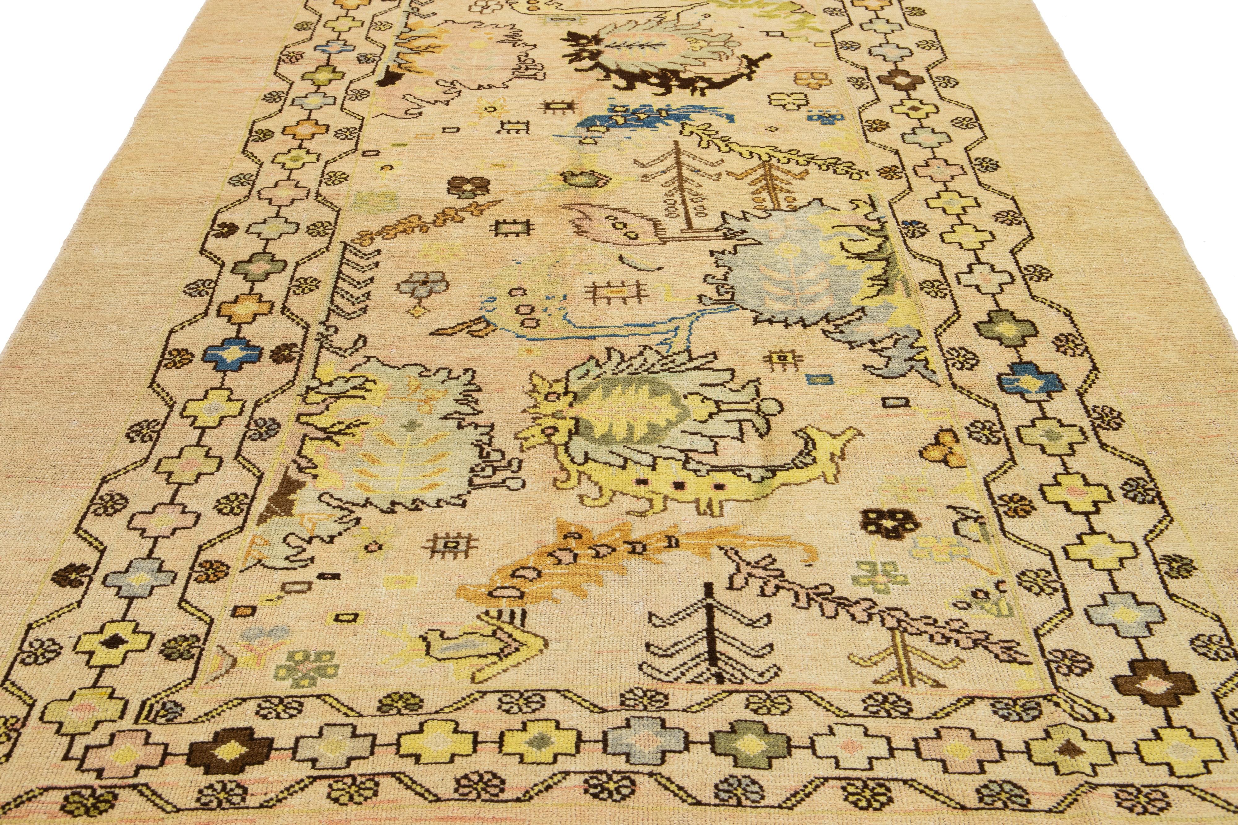 Handgefertigter moderner Revival Beigefarbener Wollteppich mit Blumenmuster im Angebot 1