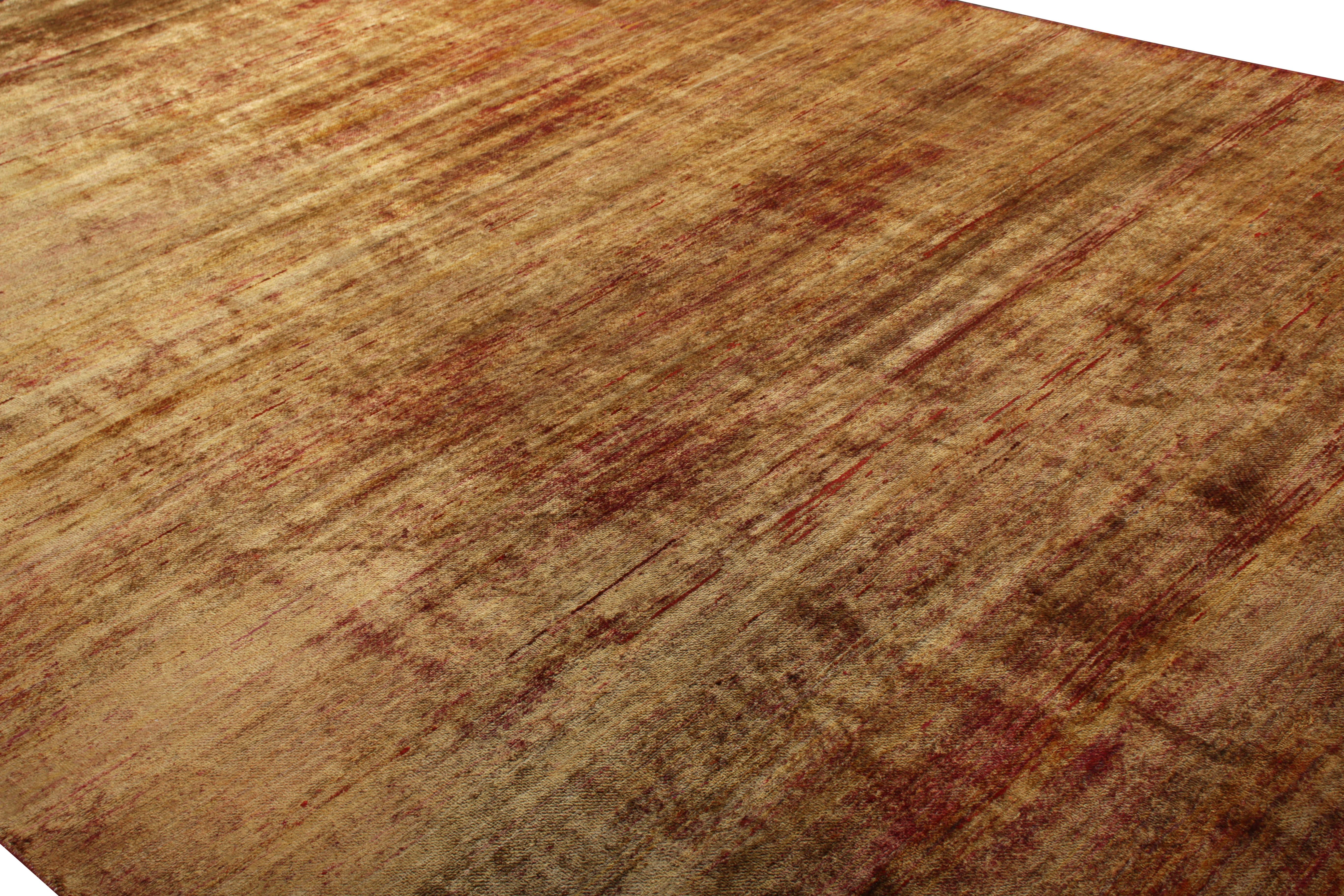 Moderno Tappeto moderno fatto a mano con motivo a strisce color oro e rosso di Rug & Kilim in vendita
