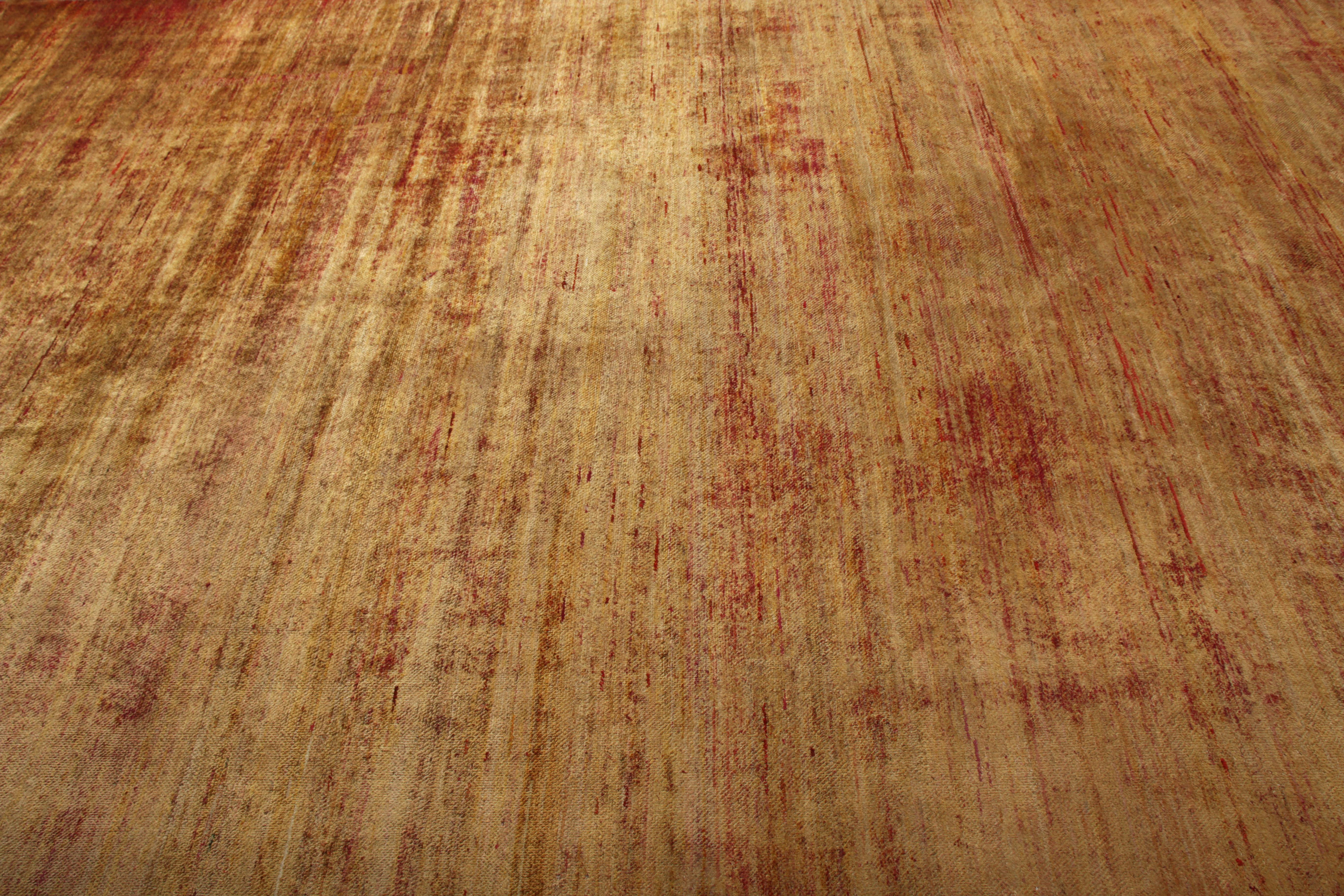 Nepalese Tappeto moderno fatto a mano con motivo a strisce color oro e rosso di Rug & Kilim in vendita