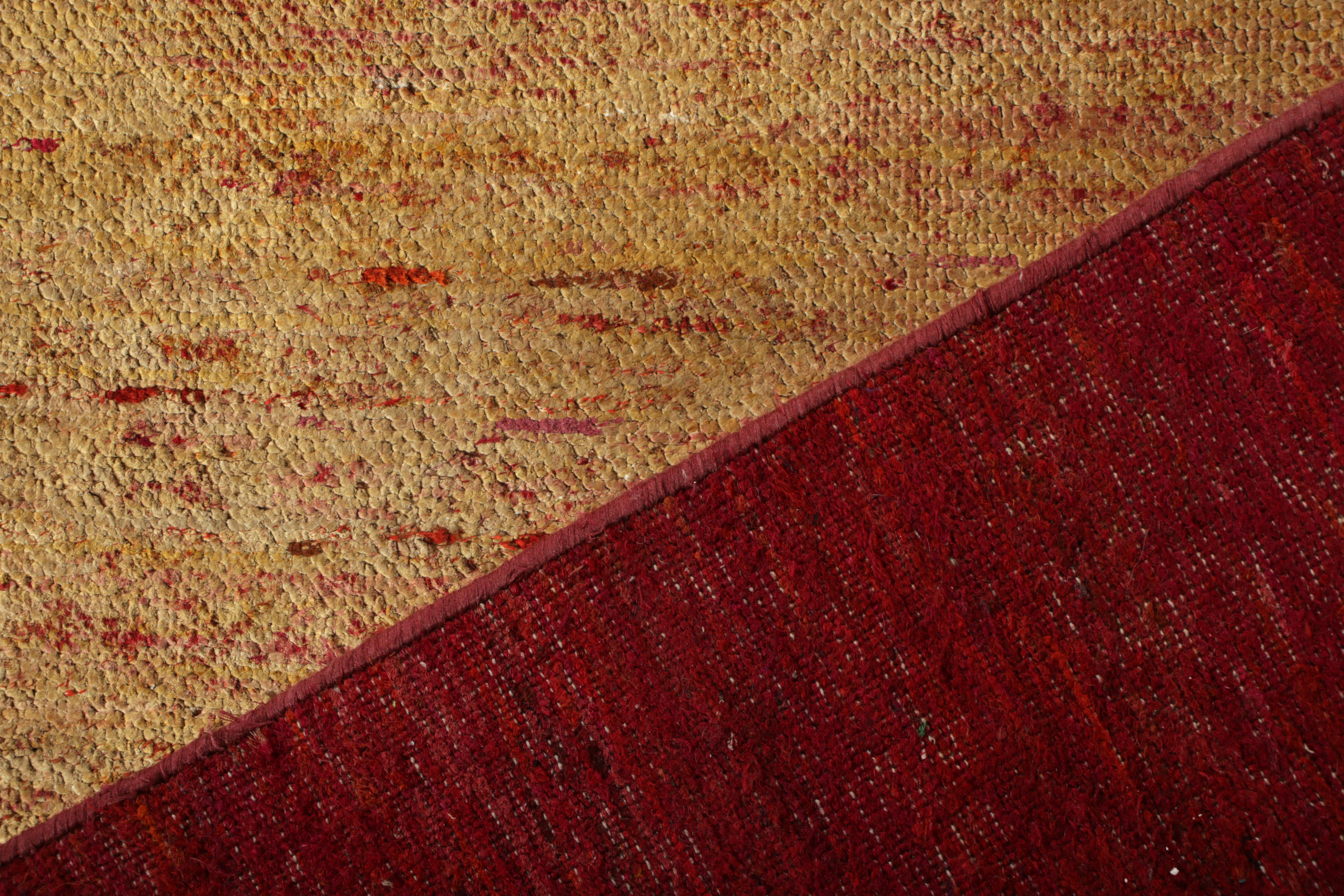 Annodato a mano Tappeto moderno fatto a mano con motivo a strisce color oro e rosso di Rug & Kilim in vendita