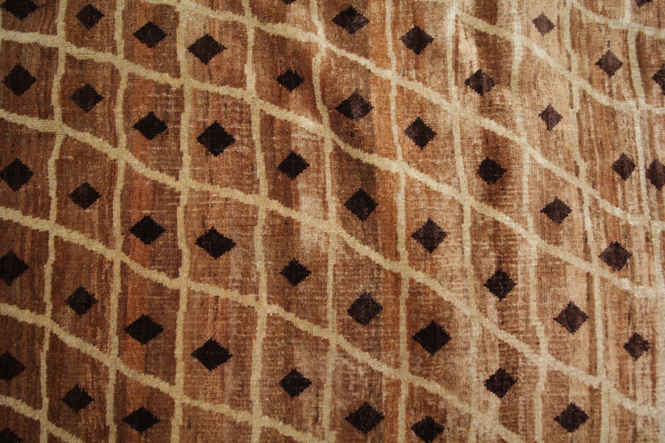 Handgefertigter moderner Teppich, quadratischer Orientteppich, primitiver Wollteppich, zeitgenössisch (Organische Moderne) im Angebot
