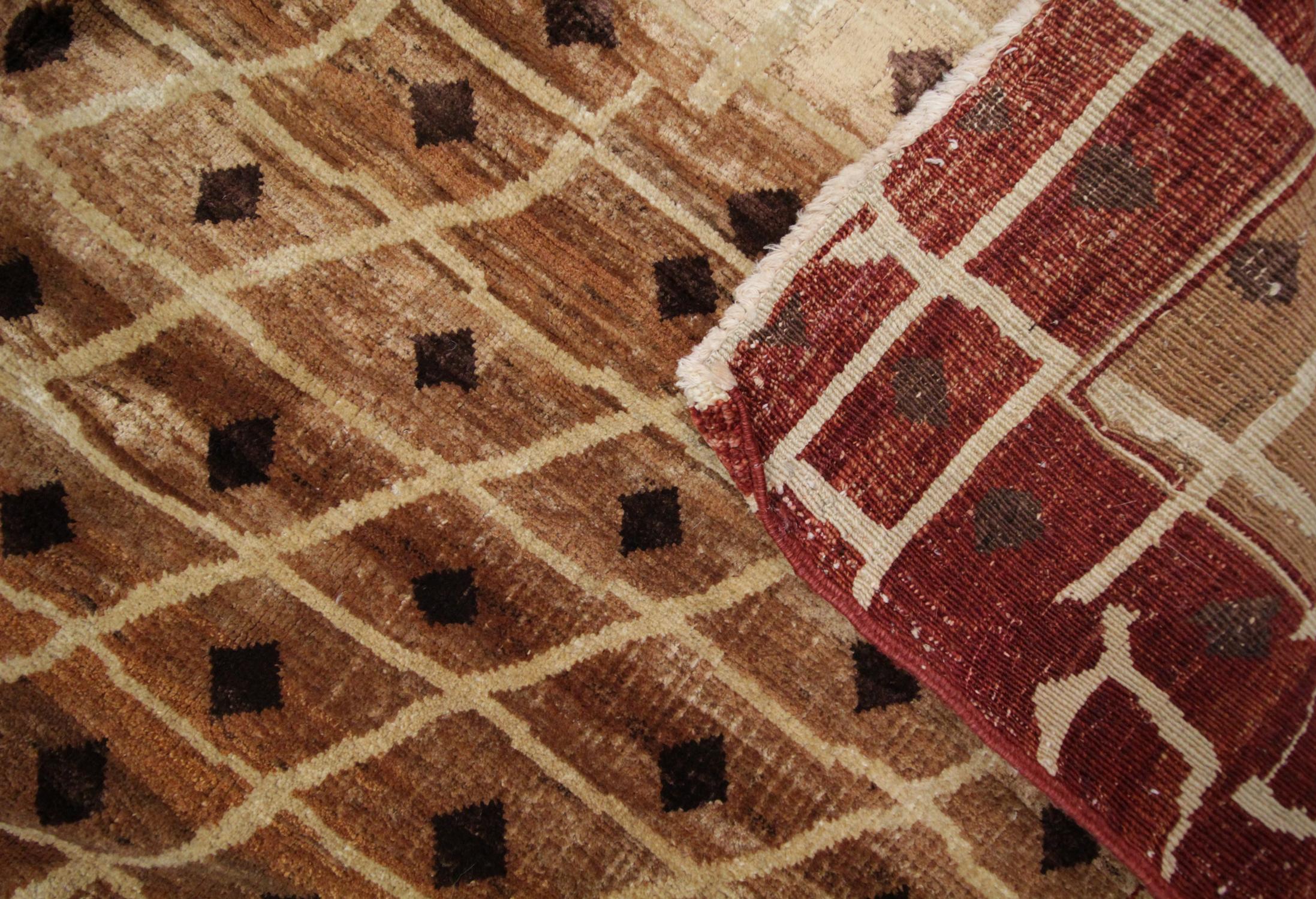 Handgefertigter moderner Teppich, quadratischer Orientteppich, primitiver Wollteppich, zeitgenössisch (Pflanzlich gefärbt) im Angebot
