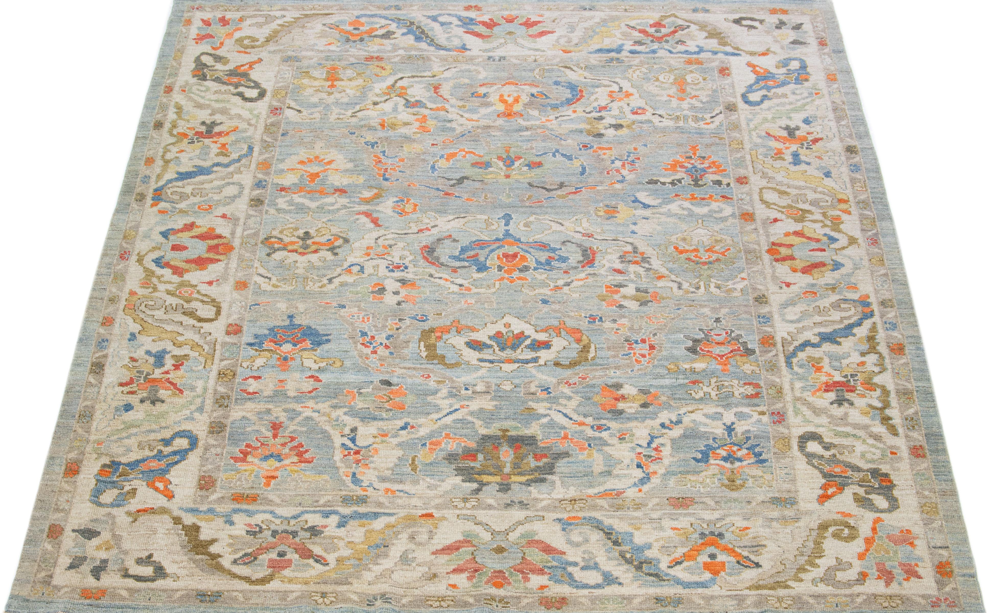 Schöner moderner, handgeknüpfter Sultanabad-Wollteppich mit blauem Farbfeld. Dieser Teppich hat einen beigefarbenen Rahmen mit orangefarbenen, grauen und goldenen Akzenten in einem prächtigen floralen Allover-Muster.

Dieser Teppich misst: 9'1
