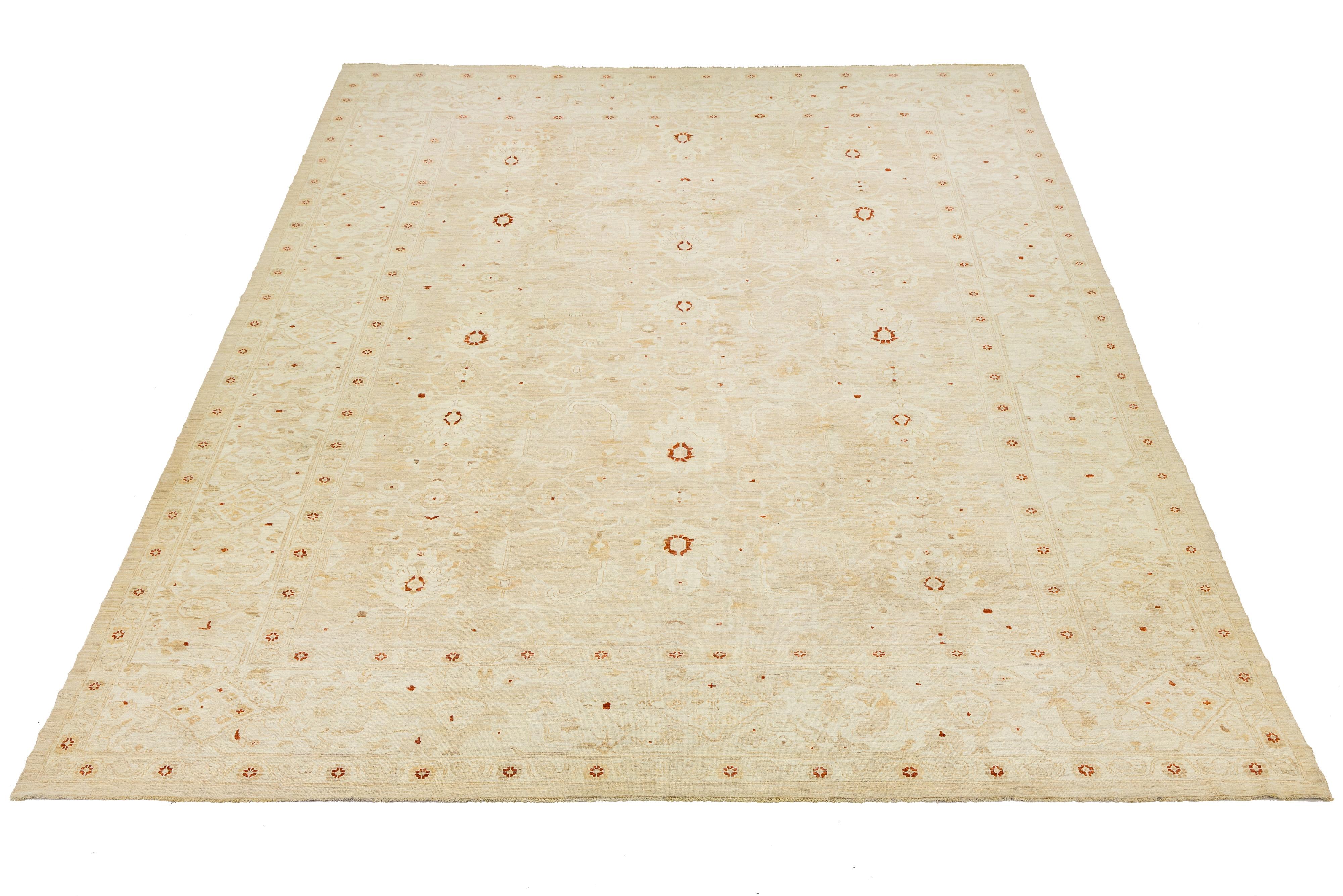 Questo squisito tappeto contemporaneo Sultanabad Rugs è stato meticolosamente annodato a mano con lana di alta qualità. Presenta un raffinato campo beige, arricchito con eleganza da accenti di ruggine e marrone.

Questo tappeto misura 13'6