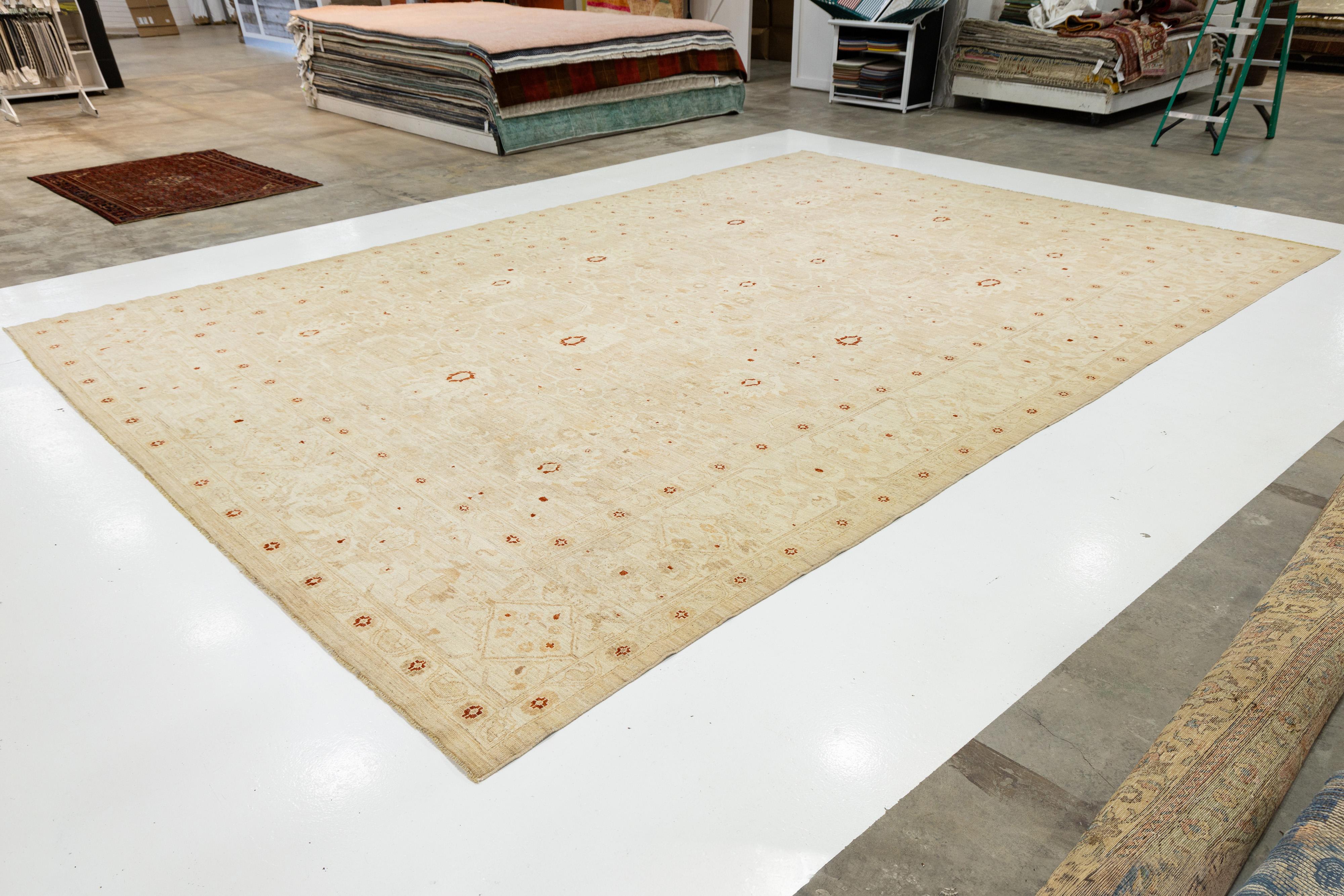 Tappeto moderno fatto a mano in lana floreale Sultanabad Rugs in beige In condizioni Nuovo in vendita a Norwalk, CT