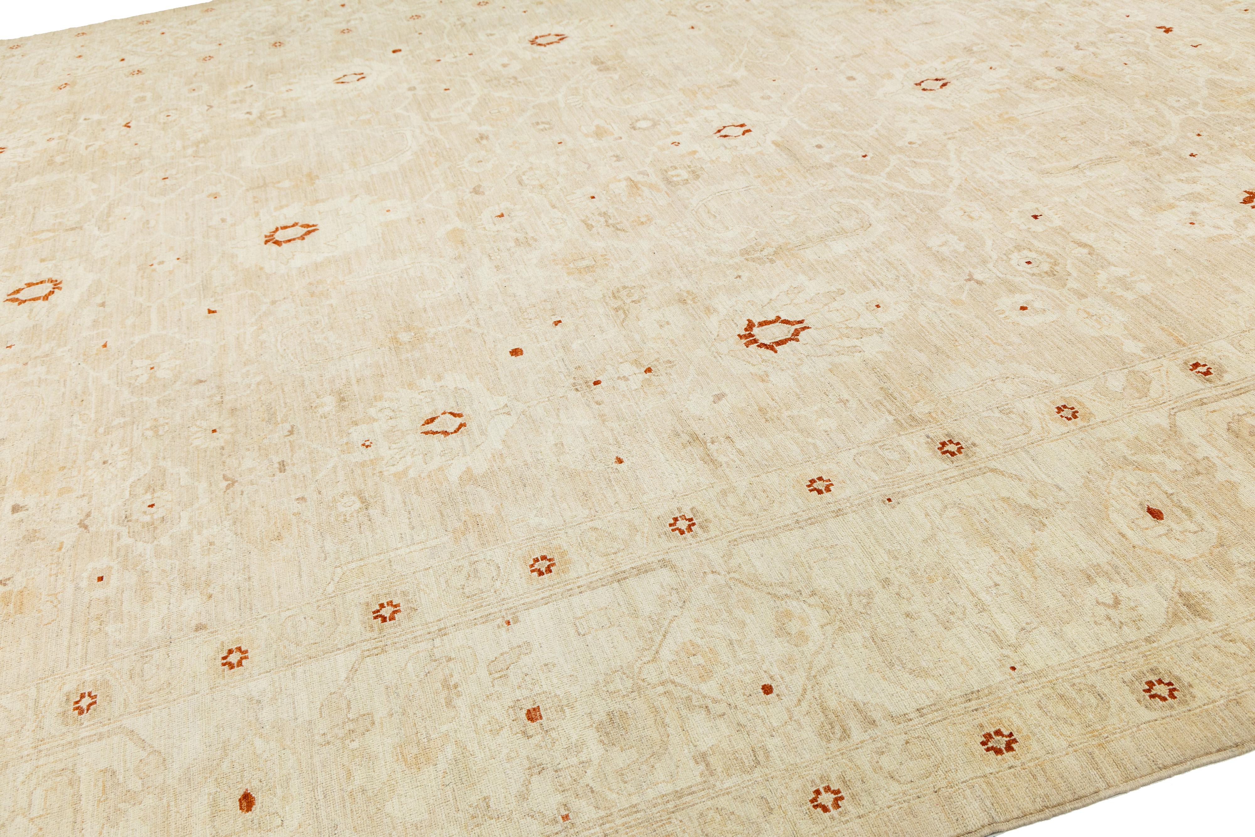XXI secolo e contemporaneo Tappeto moderno fatto a mano in lana floreale Sultanabad Rugs in beige in vendita
