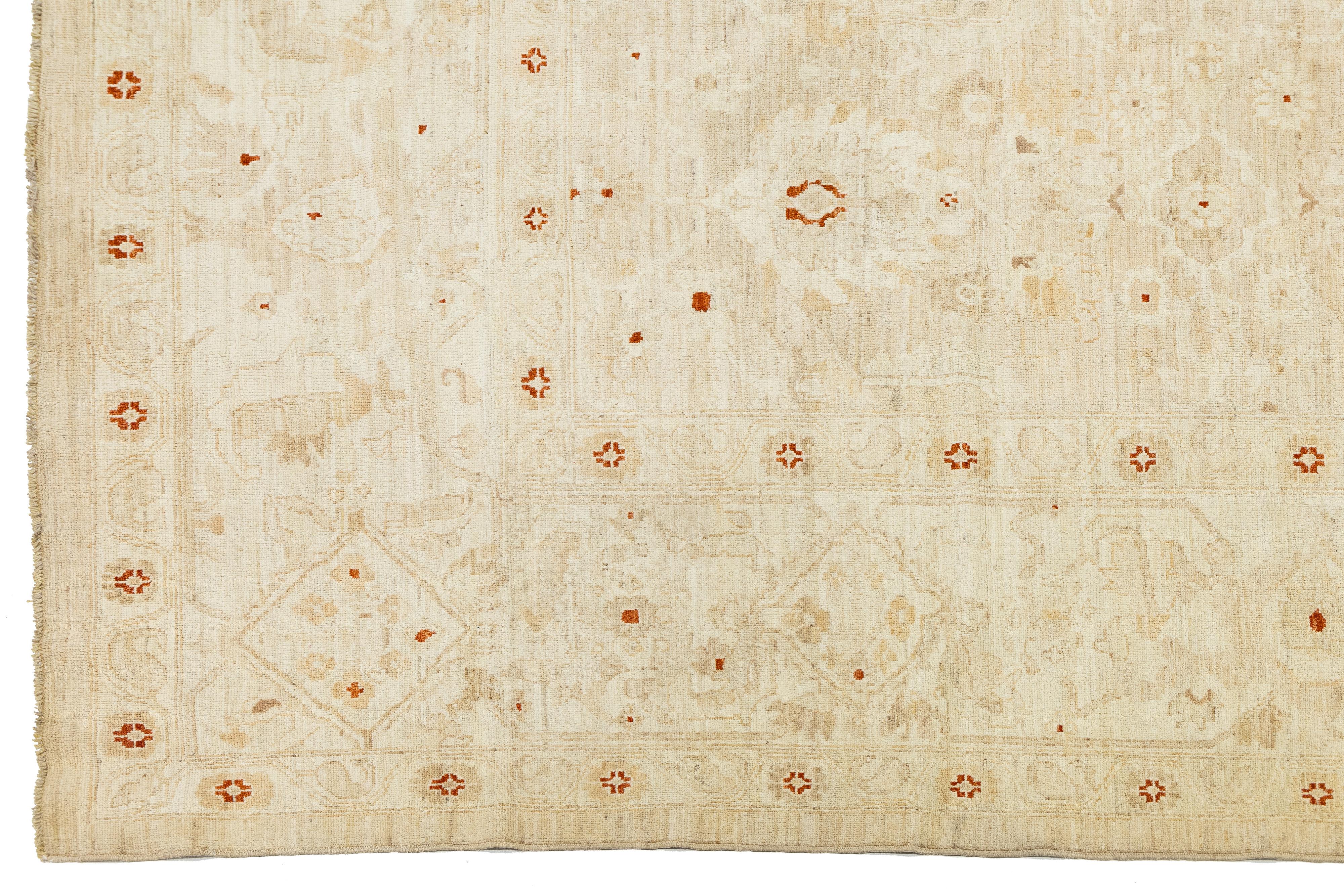 Lana Tappeto moderno fatto a mano in lana floreale Sultanabad Rugs in beige in vendita
