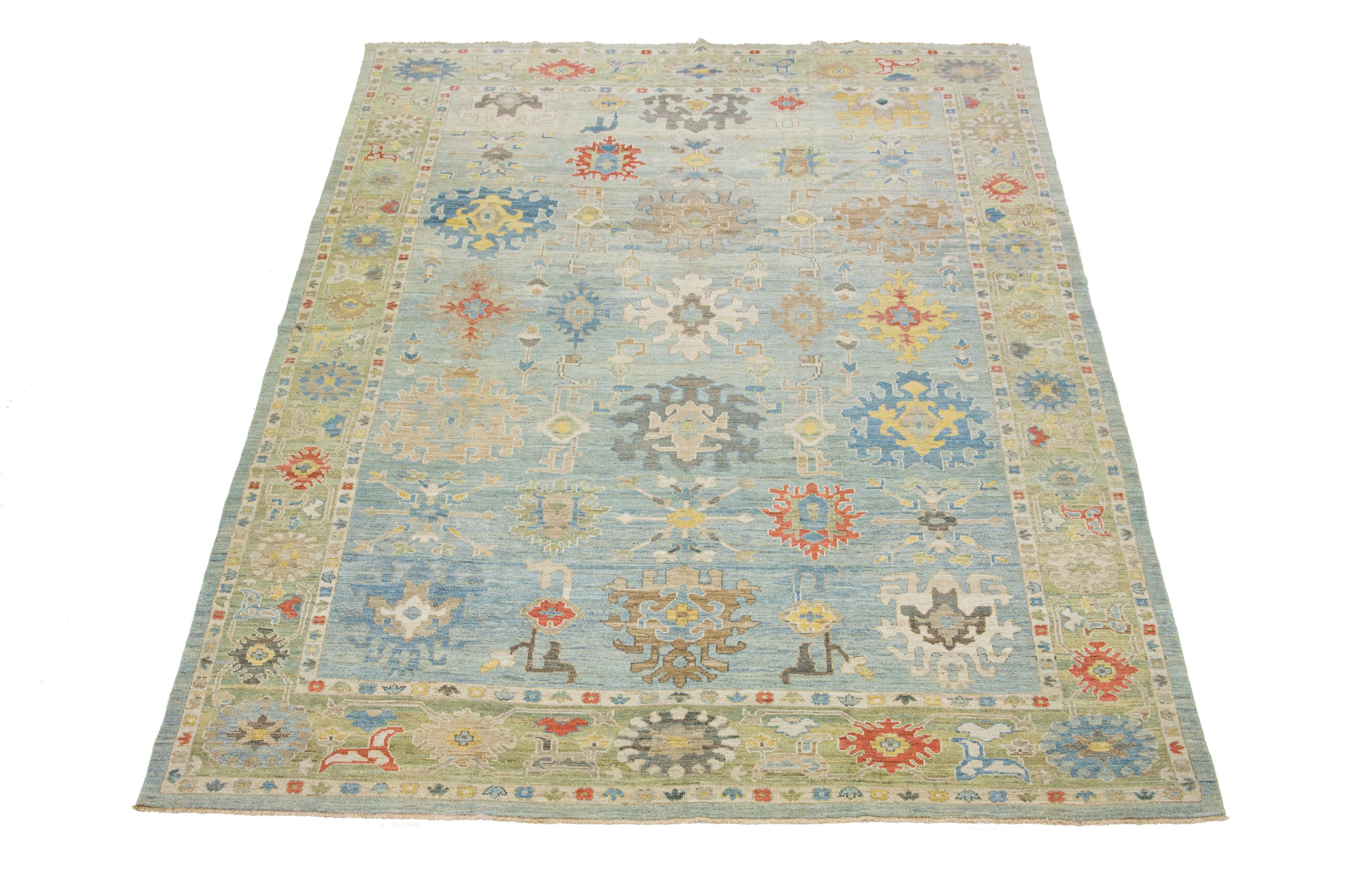 Schöner zimmergroßer, moderner Sultanabad-Teppich aus handgeknüpfter Wolle mit hellblauem Feld. Dieser Sultanabad-Teppich hat einen grünen Rahmen und mehrfarbige Akzente in einem prächtigen klassischen Blumenmuster.

Dieser Teppich misst 10'1