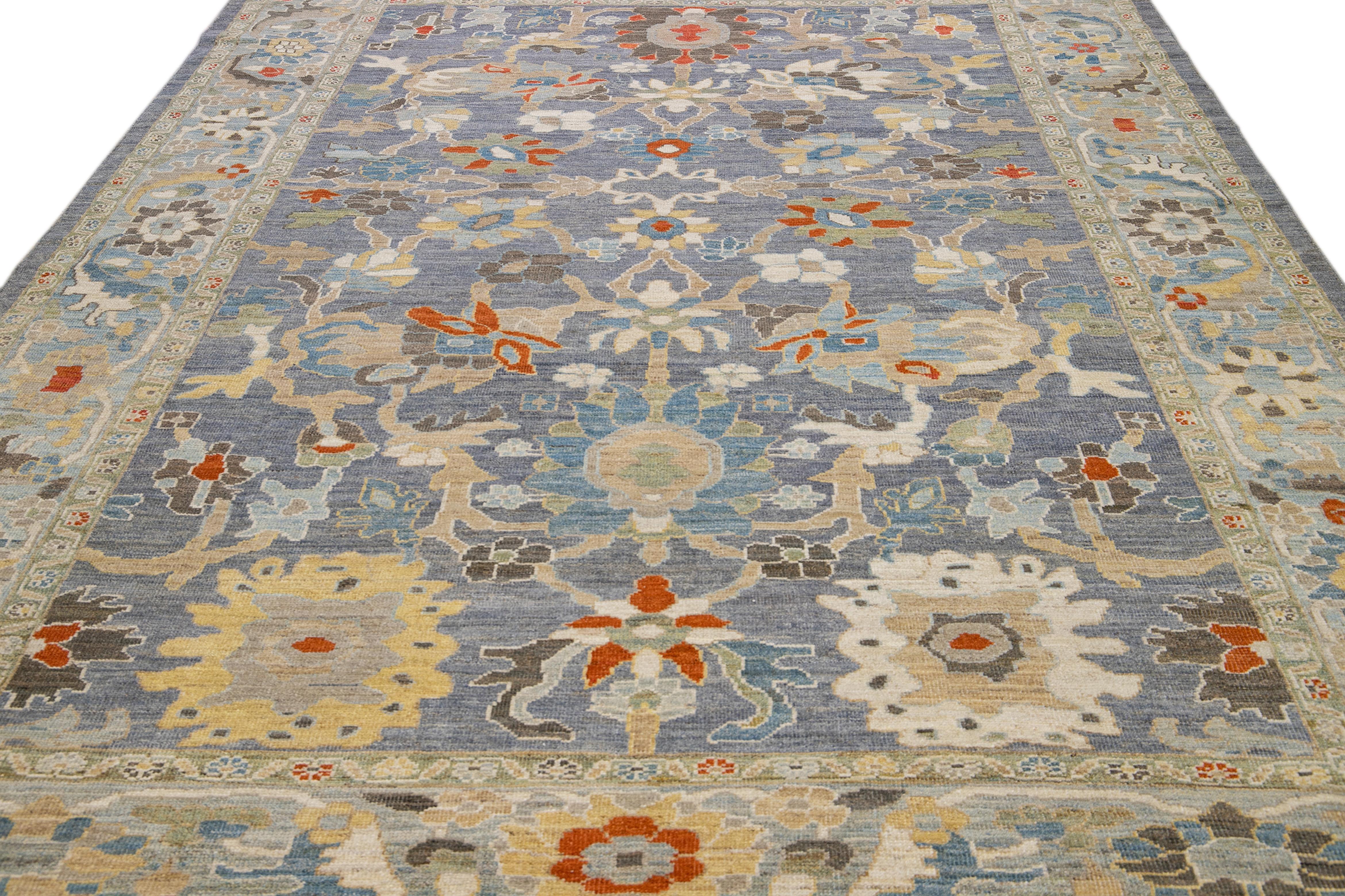 Dieser handgeknüpfte Wollteppich ist eine moderne Neuinterpretation des klassischen Sultanabad-Designs. Sein atemberaubender hellgrauer Farbton strahlt Schönheit und Raffinesse aus. Die aufwendige Blumenstickerei in verschiedenen Farben wird durch