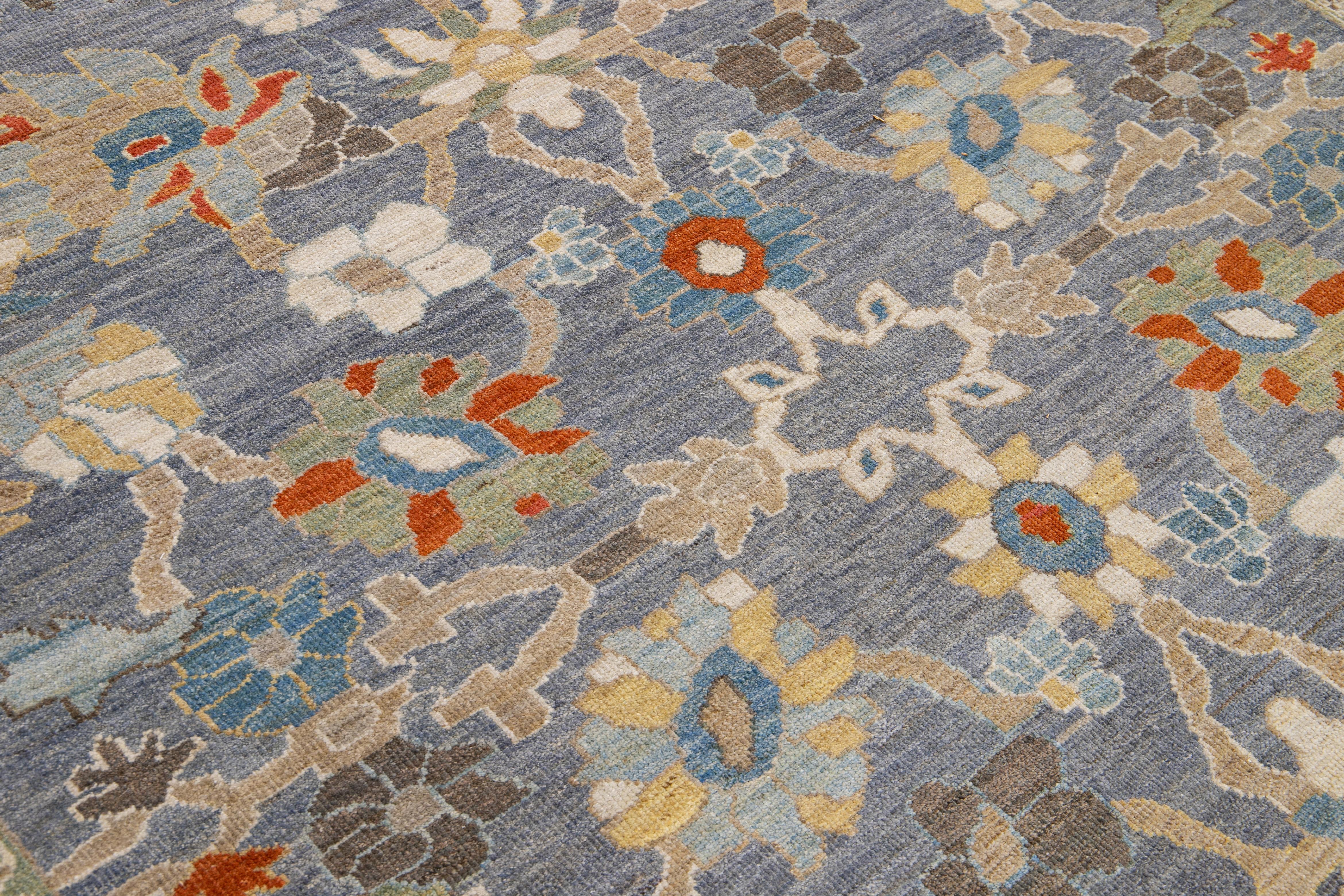Handgefertigter moderner Sultanabad-Wollteppich in Grau mit Blumenmuster (Pakistanisch) im Angebot