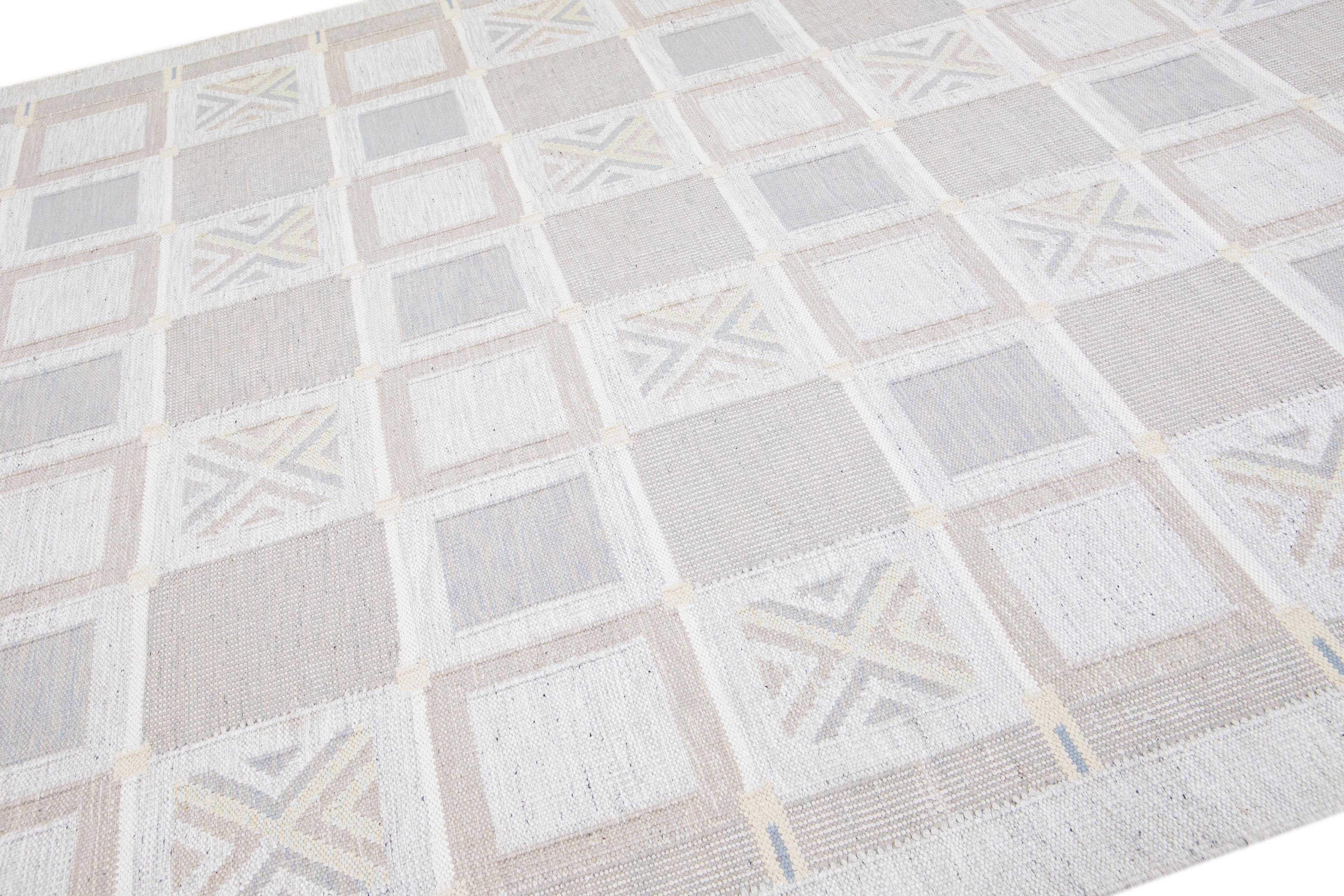 Handgefertigter moderner geometrischer Wollteppich im schwedischen Stil in Hellgrau (Skandinavische Moderne) im Angebot