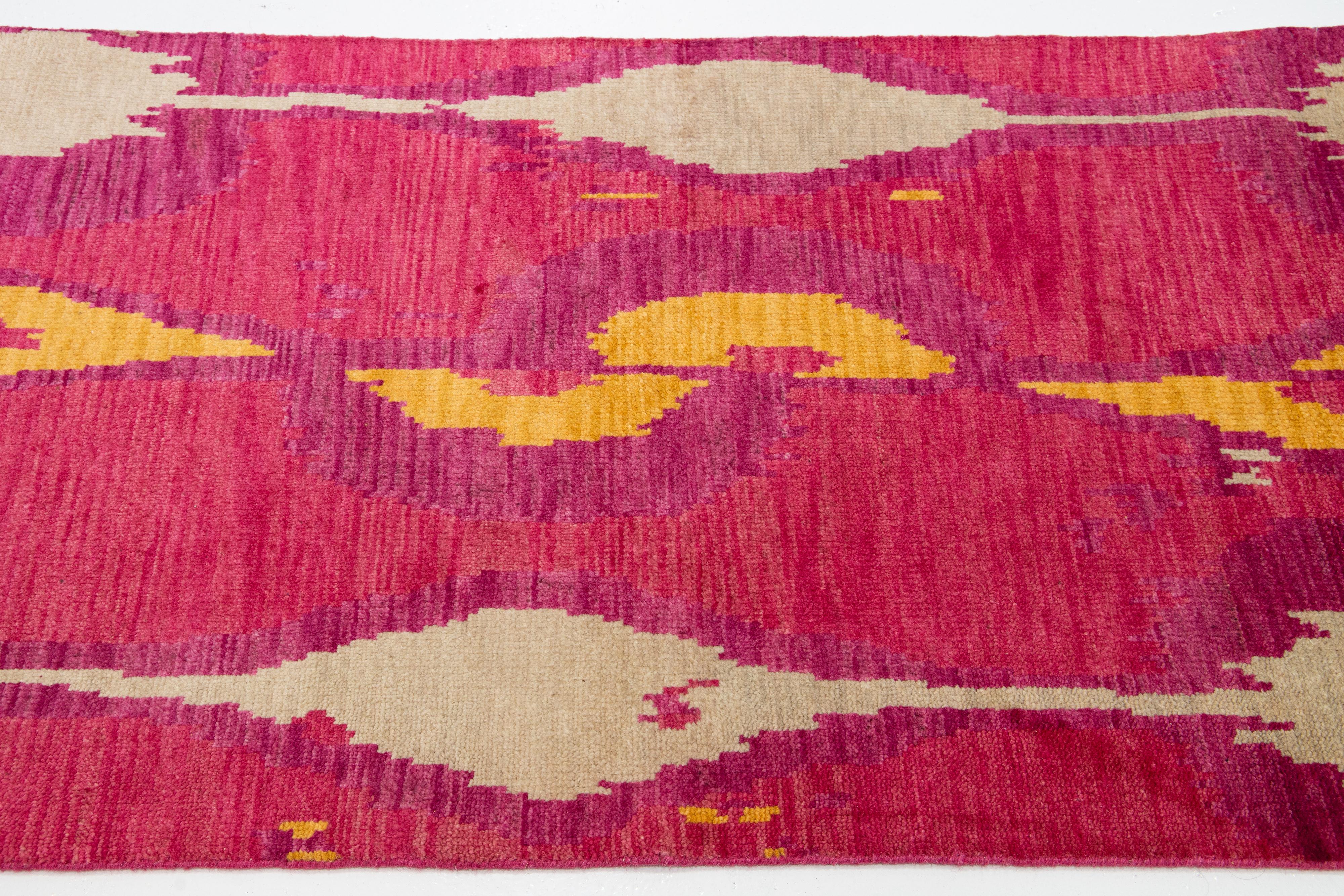 Organique Tapis tibétain moderne fait à la main, motif abstrait en rose en vente