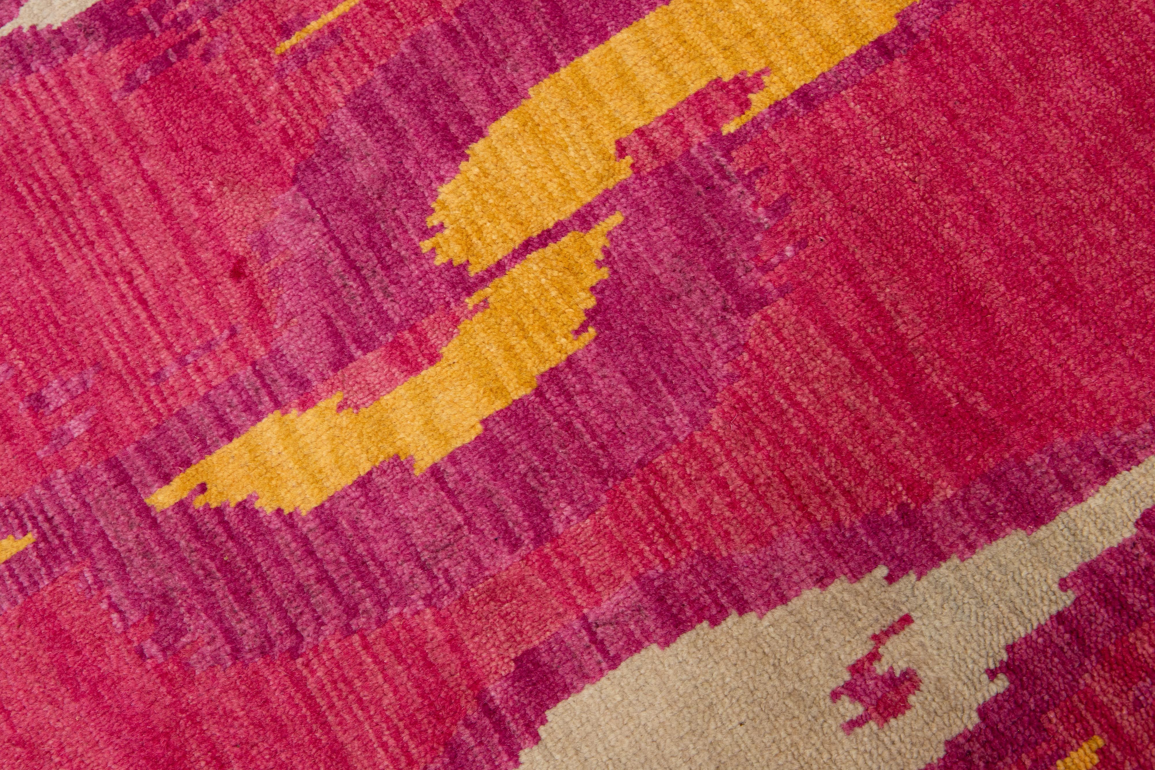 Népalais Tapis tibétain moderne fait à la main, motif abstrait en rose en vente