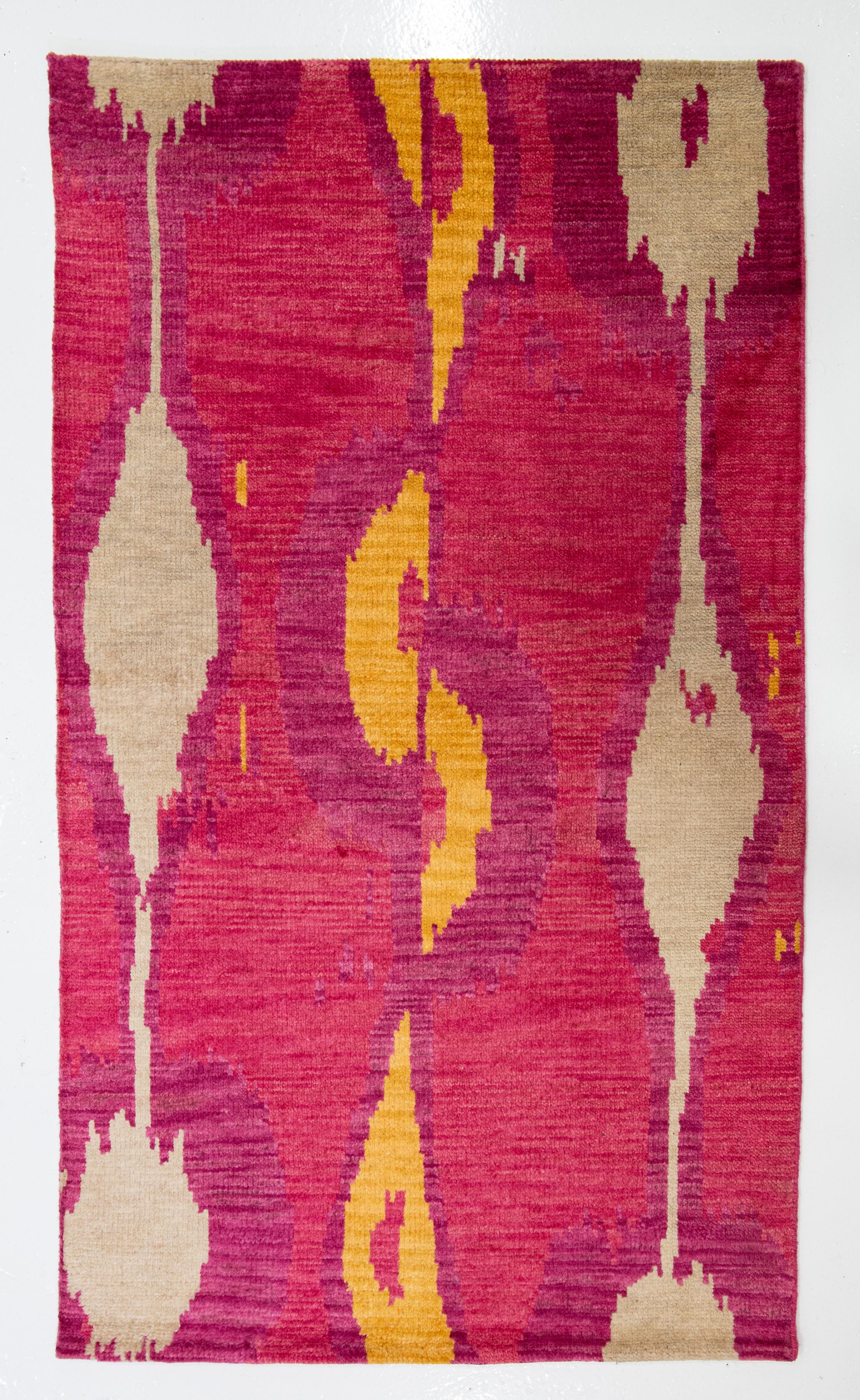 Noué à la main Tapis tibétain moderne fait à la main, motif abstrait en rose en vente