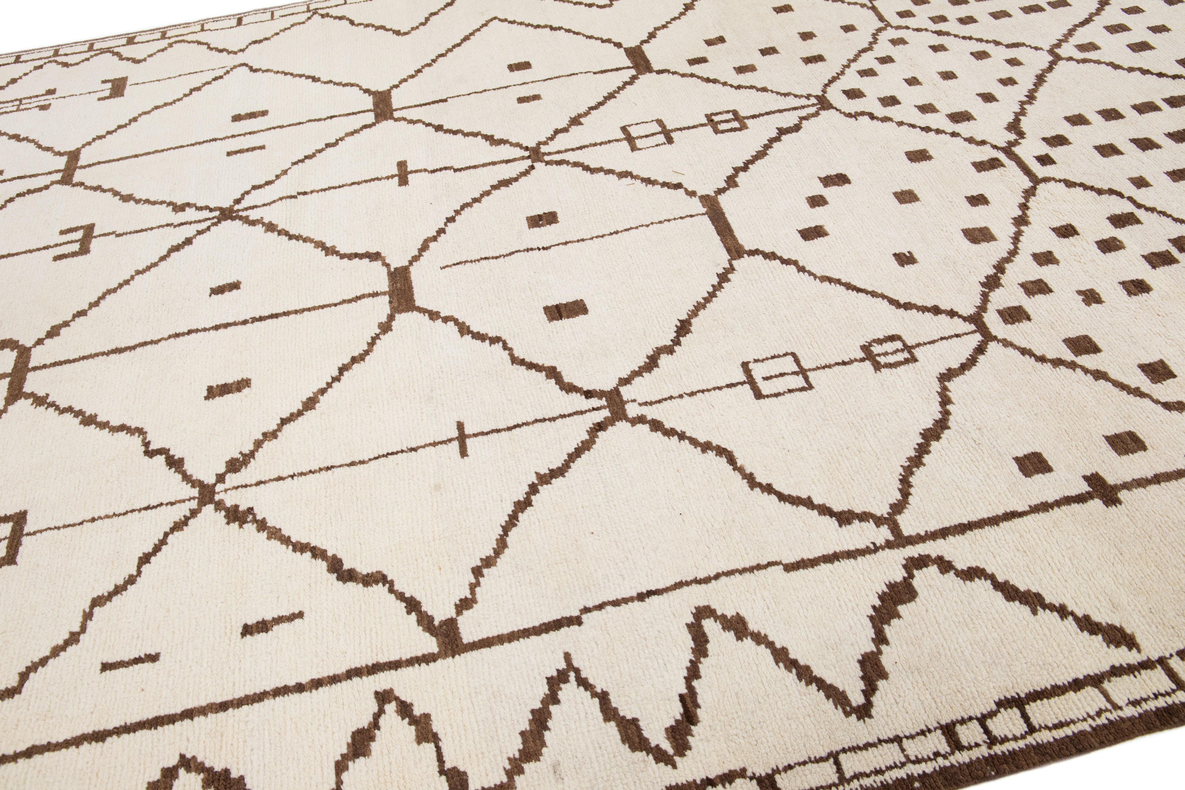 Indian Handmade Modern Tribal Moroccan Wool Rug in Ivory For Sale