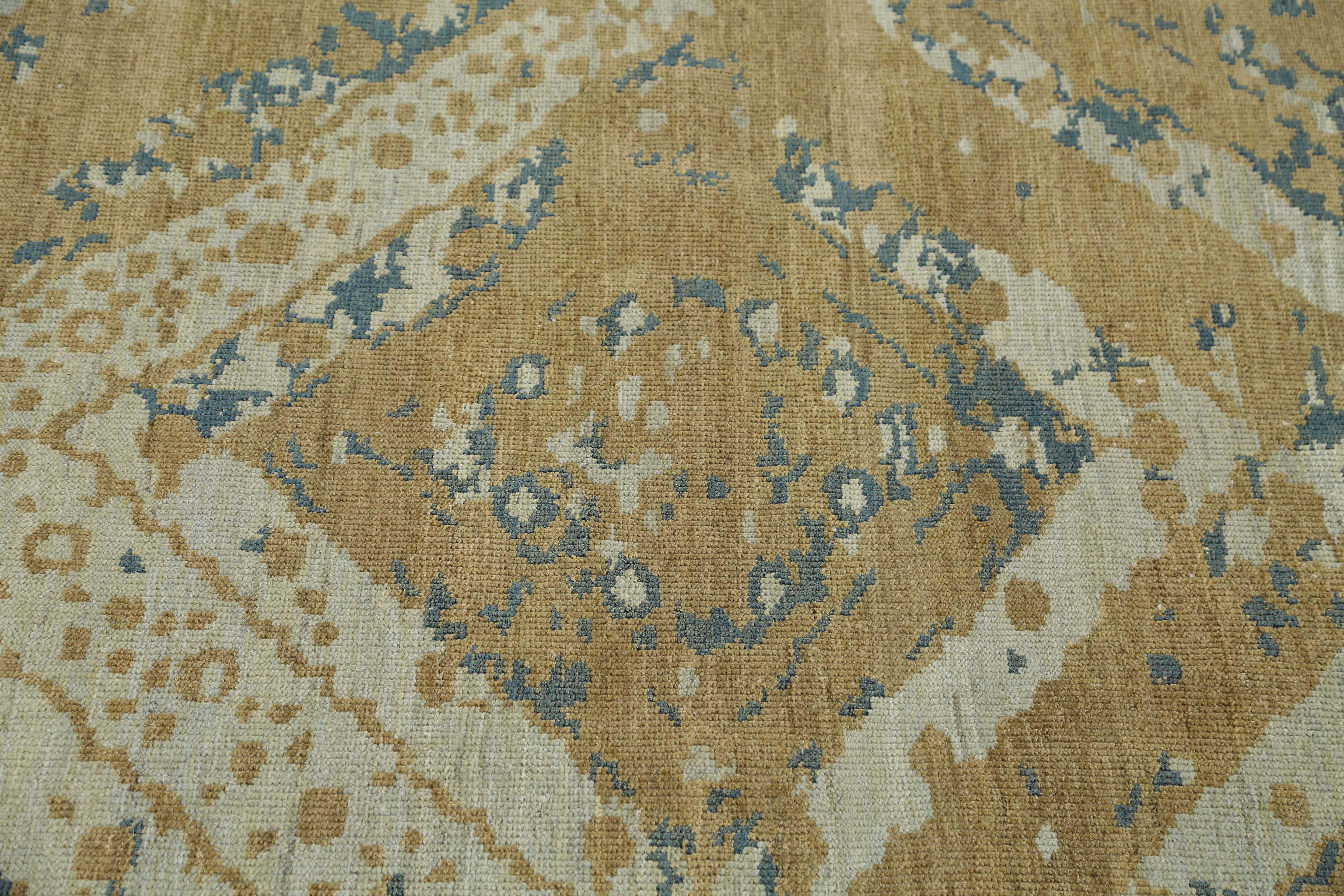 Wir stellen Ihnen unseren exquisiten handgefertigten türkischen Sultanabad-Teppich mit den Maßen 8 Fuß mal 10 Fuß vor, der Ihrem Zuhause einen Hauch von Eleganz und Stil verleiht.

Dieser Teppich wird von geschickten Kunsthandwerkern mit