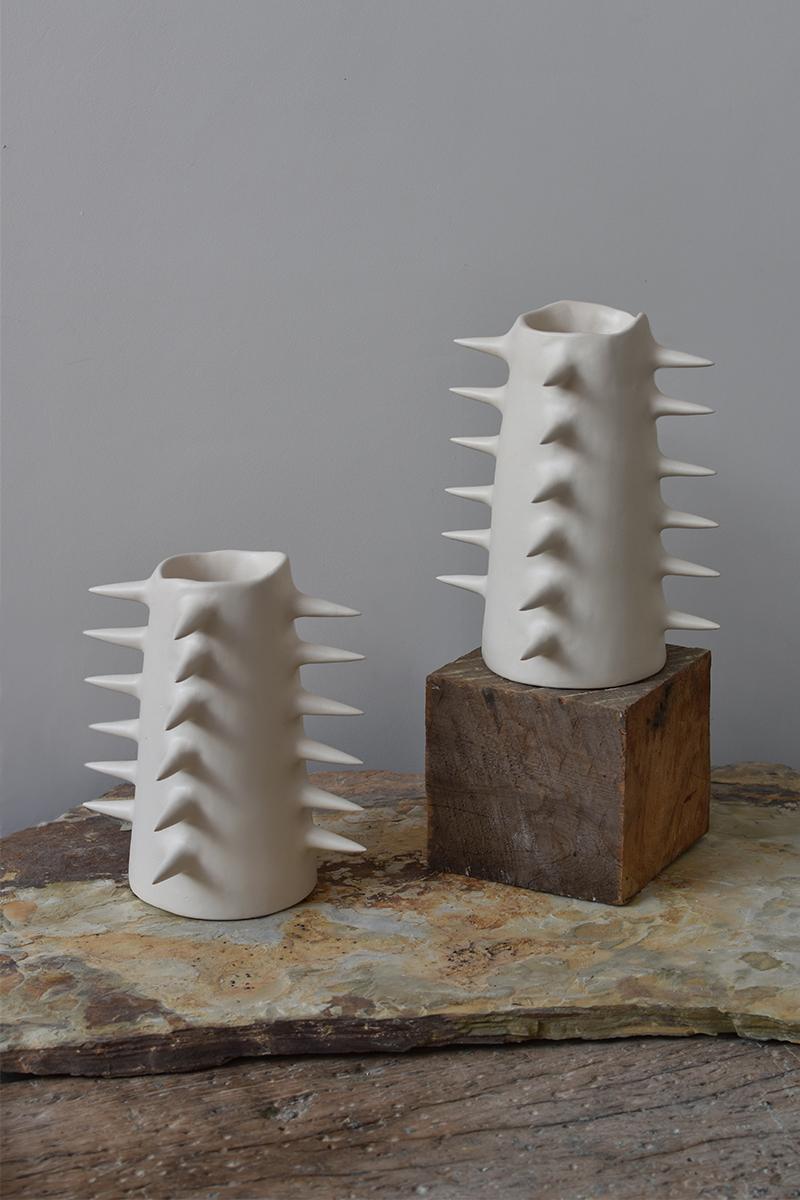Moderne Vase décoratif blanc à pointes en céramique fait à la main VI en vente