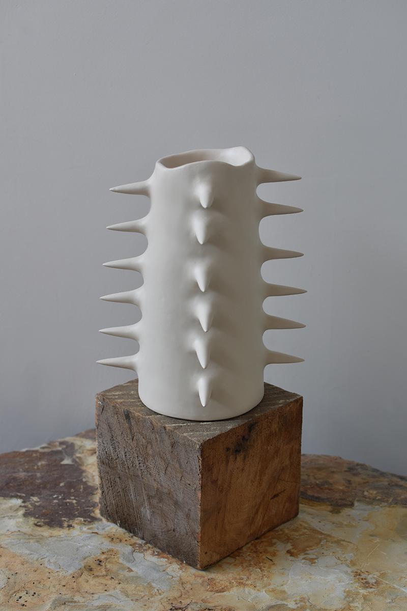 Argentin Vase décoratif blanc à pointes en céramique fait à la main VI en vente