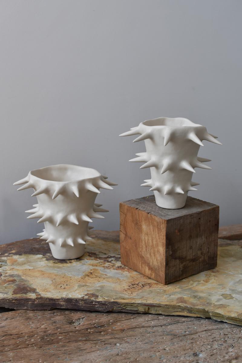 Handgefertigte weiße Spikes-Blumenvase aus Keramik V (Moderne) im Angebot