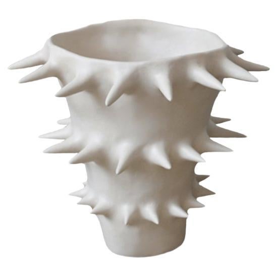 Handgefertigte weiße Spikes-Blumenvase aus Keramik V