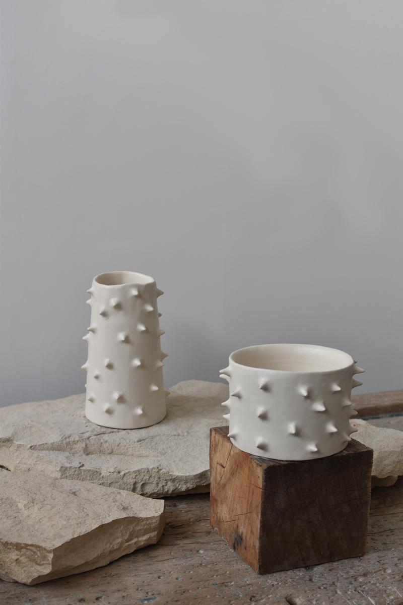 Moderne Vase en céramique blanche à pointes fait main II en vente