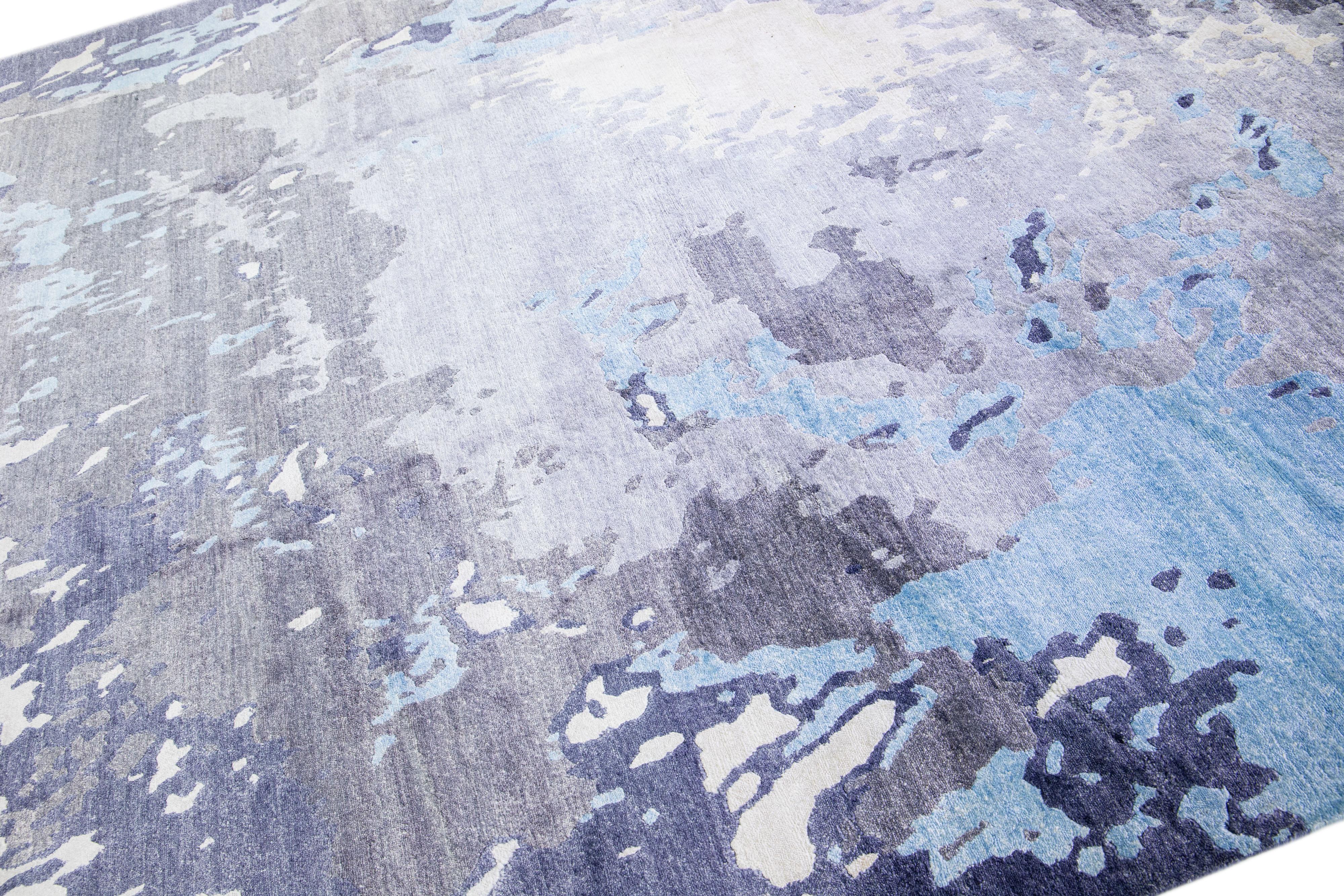 Handgefertigter moderner Teppich aus Wolle und Seide mit grauem und blauem Abstact-Design (Moderne) im Angebot