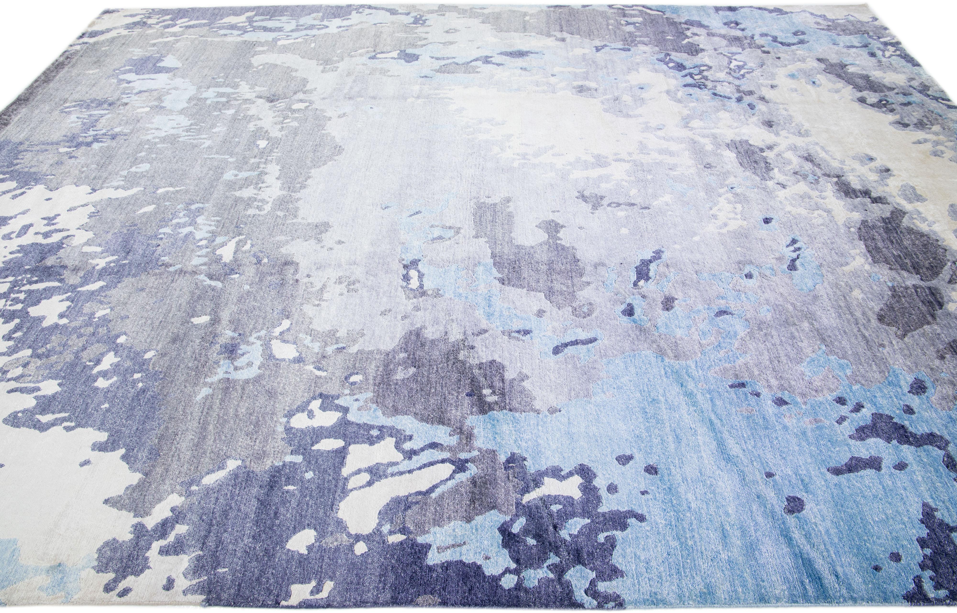 Handgefertigter moderner Teppich aus Wolle und Seide mit grauem und blauem Abstact-Design (Indisch) im Angebot