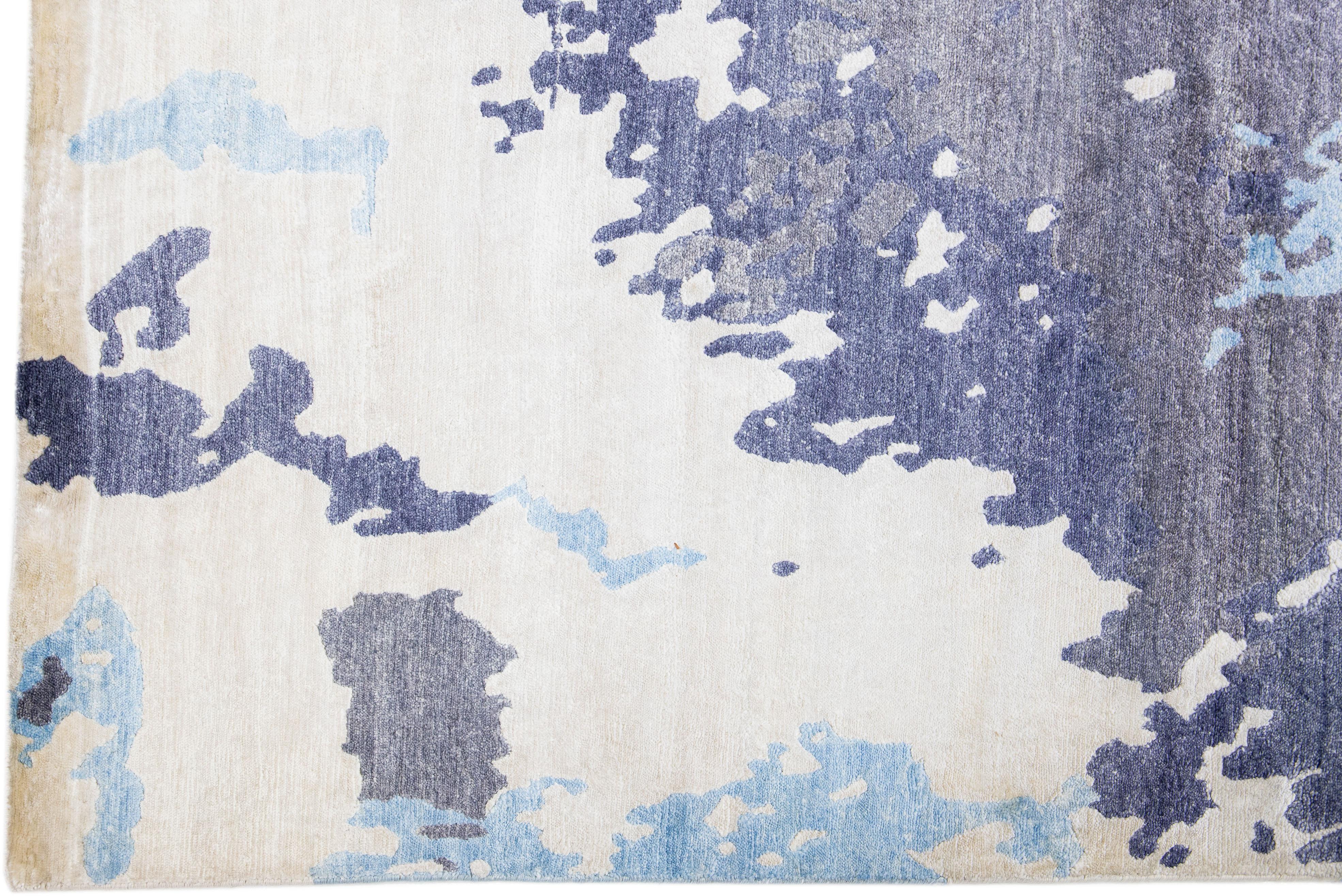 Handgefertigter moderner Teppich aus Wolle und Seide mit grauem und blauem Abstact-Design (Handgeknüpft) im Angebot