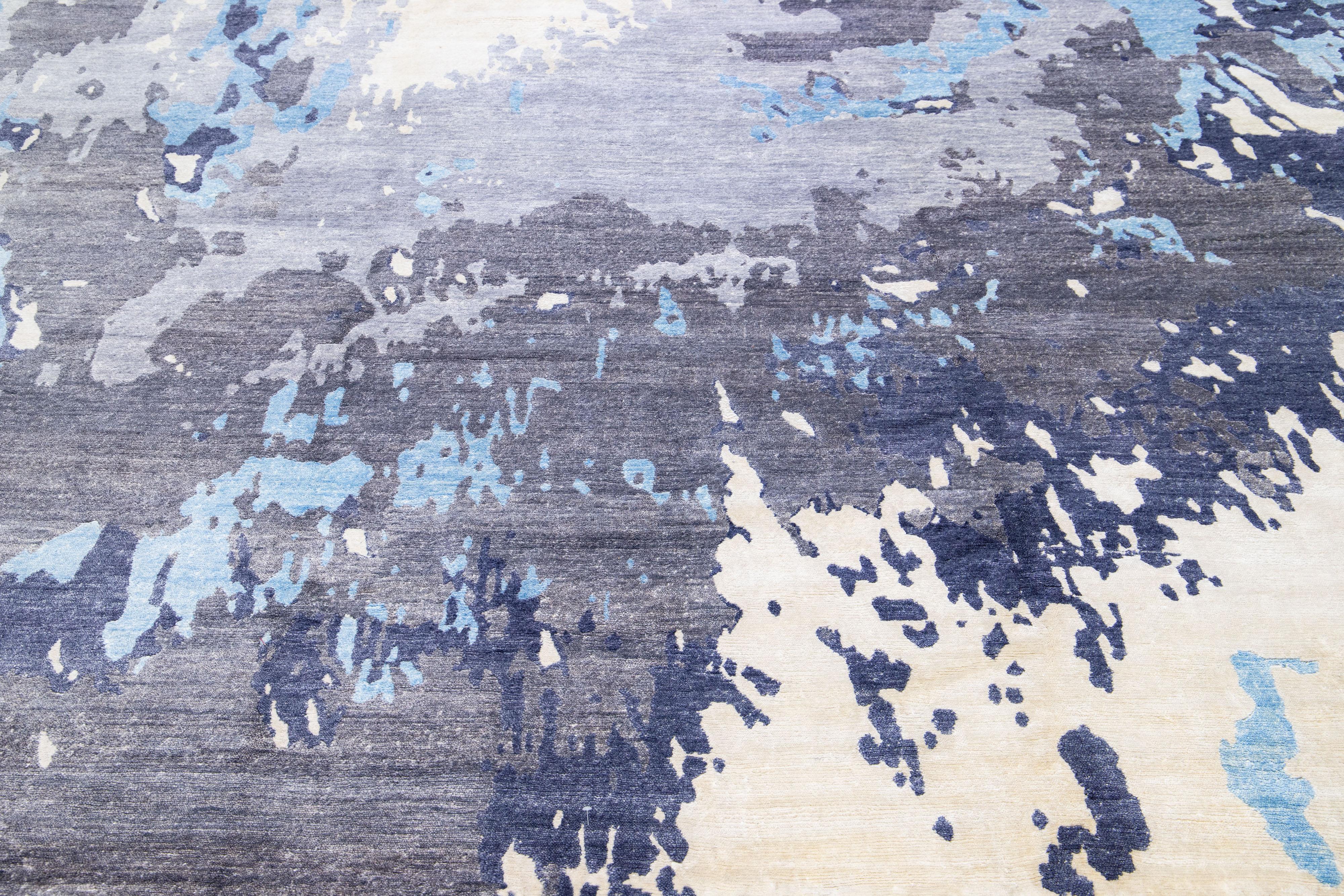 Handgefertigter moderner Teppich aus Wolle und Seide mit grauem und blauem Abstact-Design im Zustand „Neu“ im Angebot in Norwalk, CT