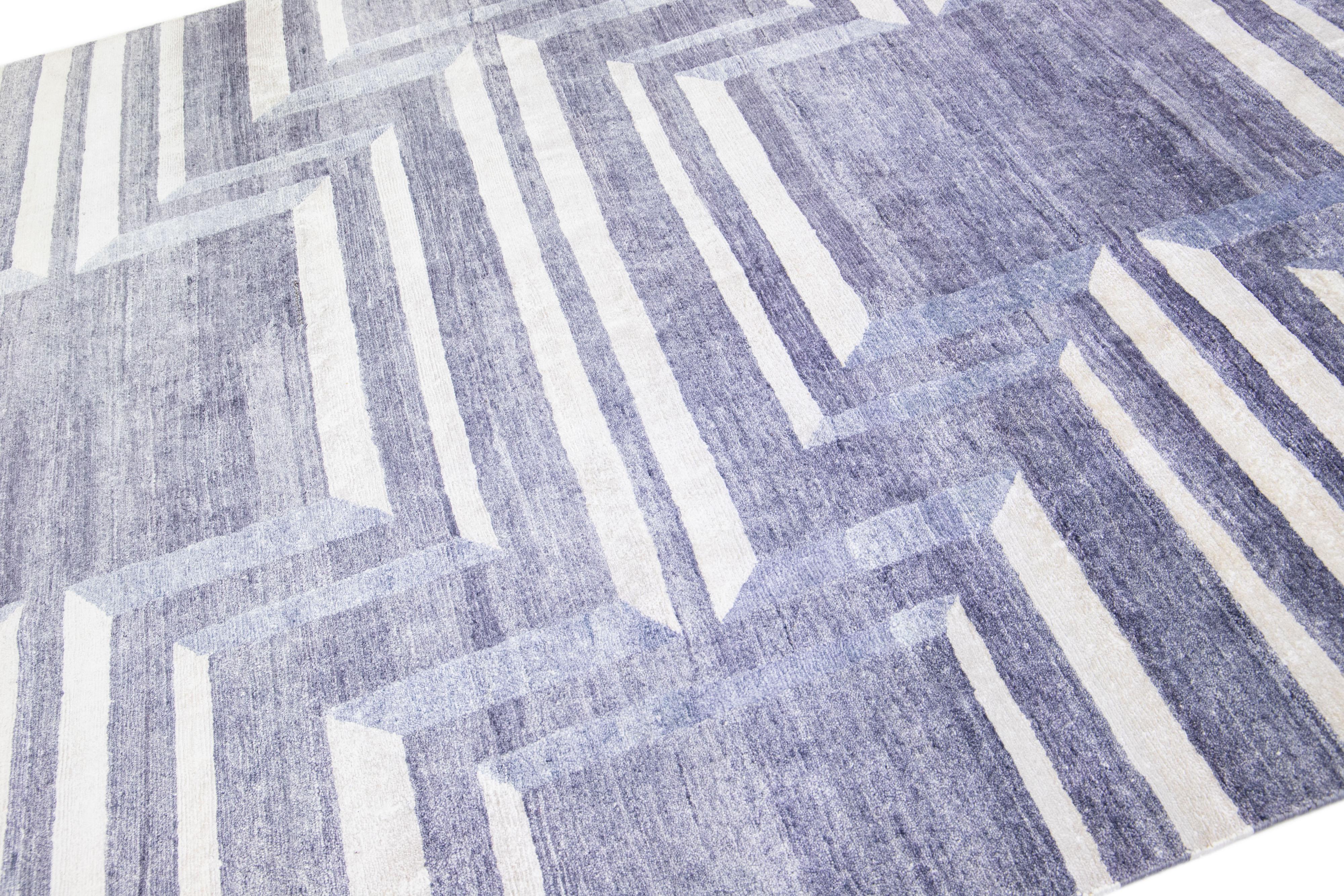 Handgefertigter moderner Teppich aus Wolle und Seide mit grauem, geometrischem Design (Islamisch) im Angebot