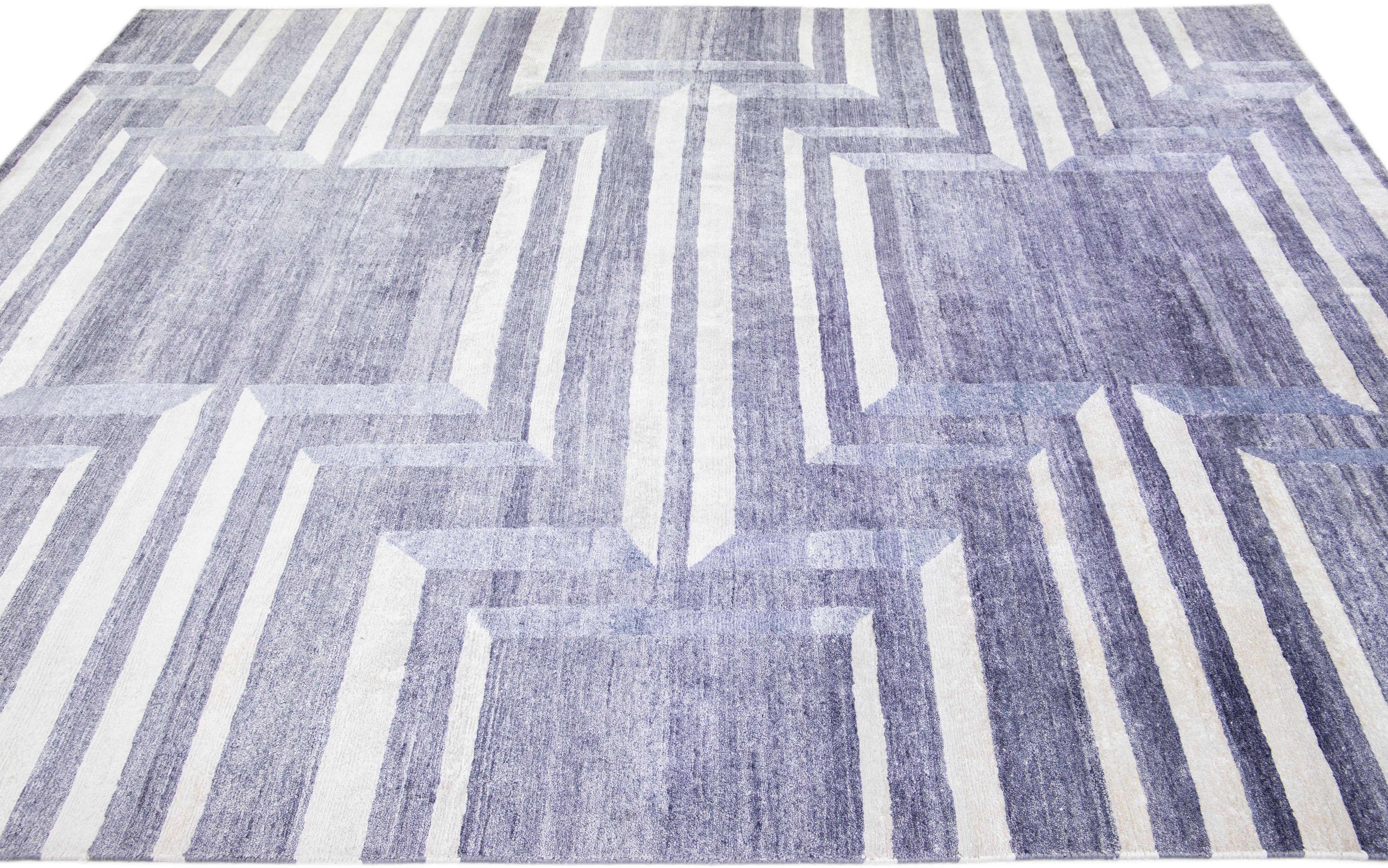 Handgefertigter moderner Teppich aus Wolle und Seide mit grauem, geometrischem Design (Indisch) im Angebot